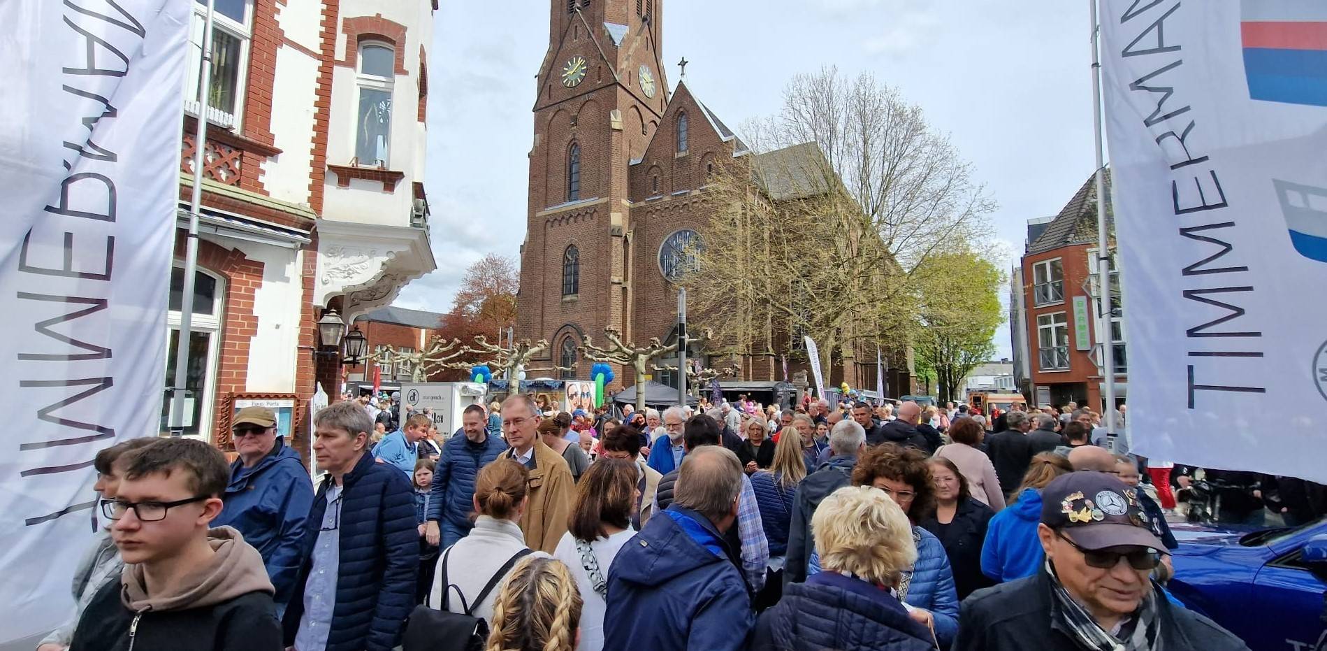 Buntes Treiben in der Stadt.