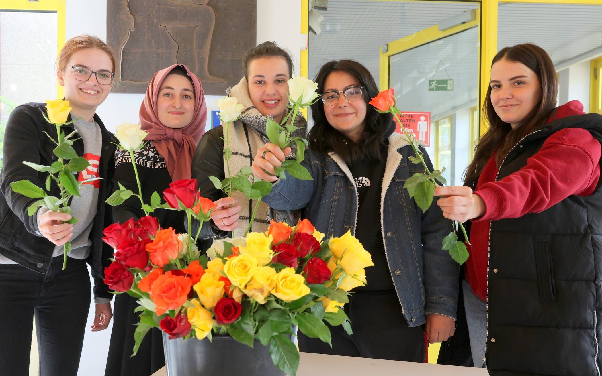Sie verkauften Fairtrade-Rosen für einen guten Zweck (von links): Anastasia Weckopp, Rumeysa Hatipoglu, Laura Kolpin, Selcan Alagöz und Joana Abts.