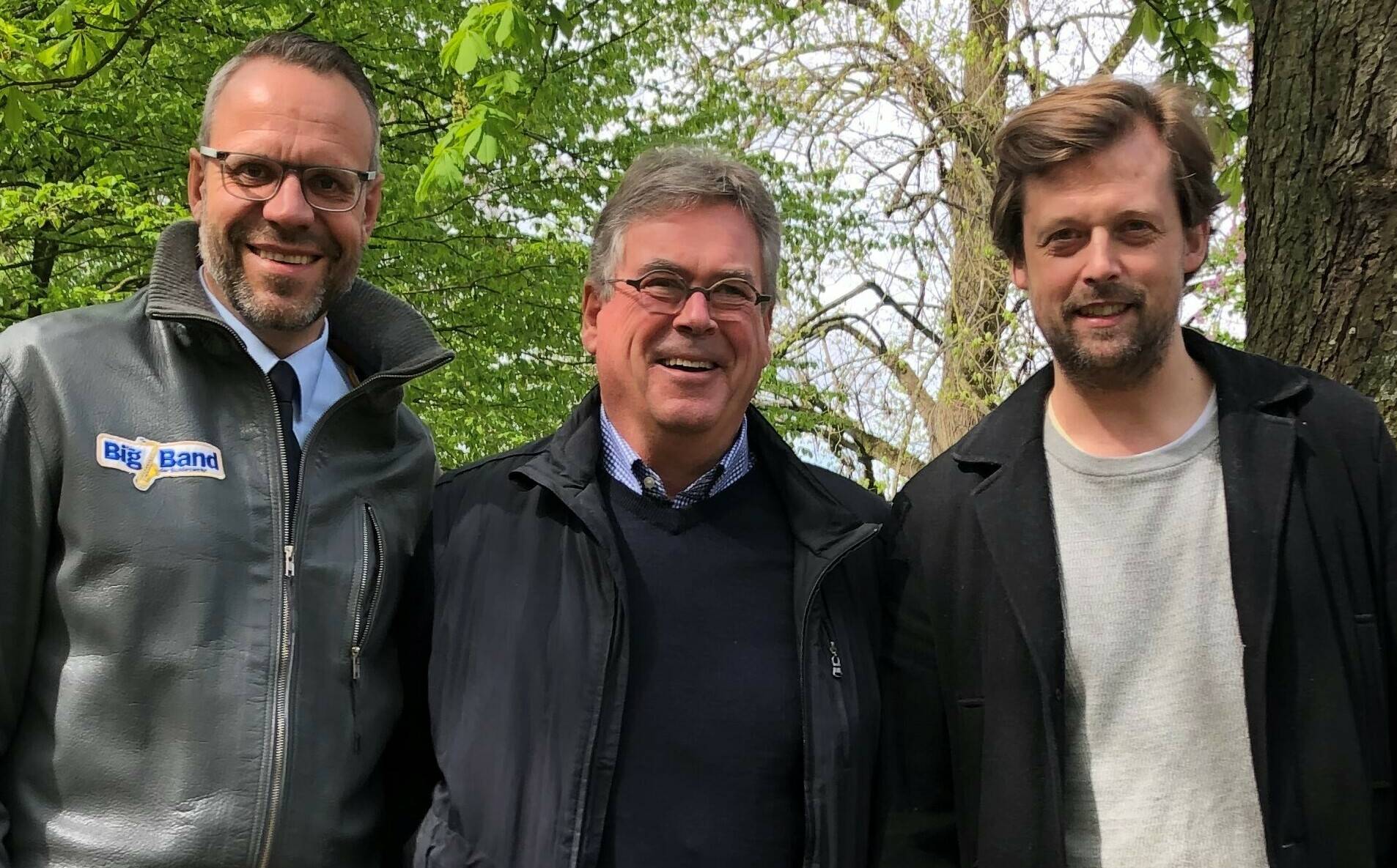  Johannes M. Langendorf (Big-Band der Bundeswehr), Peter Baumbach („Lions-Club“) und Jonas Winscheid (Big-Band der Musikschule) (von links).  