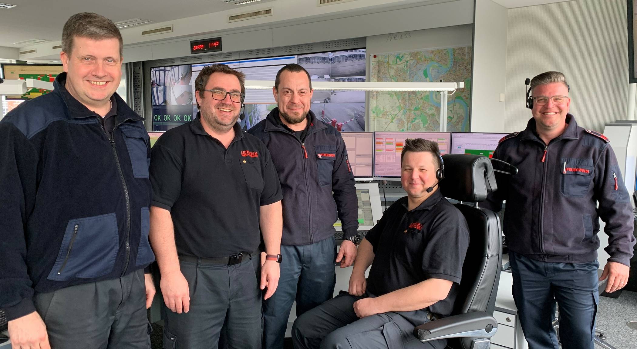 Gut vorbereitet für den Dienst in der Leitstelle sind Mathias Conzen (Zweiter von links) und Sebastian Krysciak (Vierter von lionks), hier mit Markus Brockers (links), Stefan Mostert (Mitte) und Jens Brandofsky (rechrs).