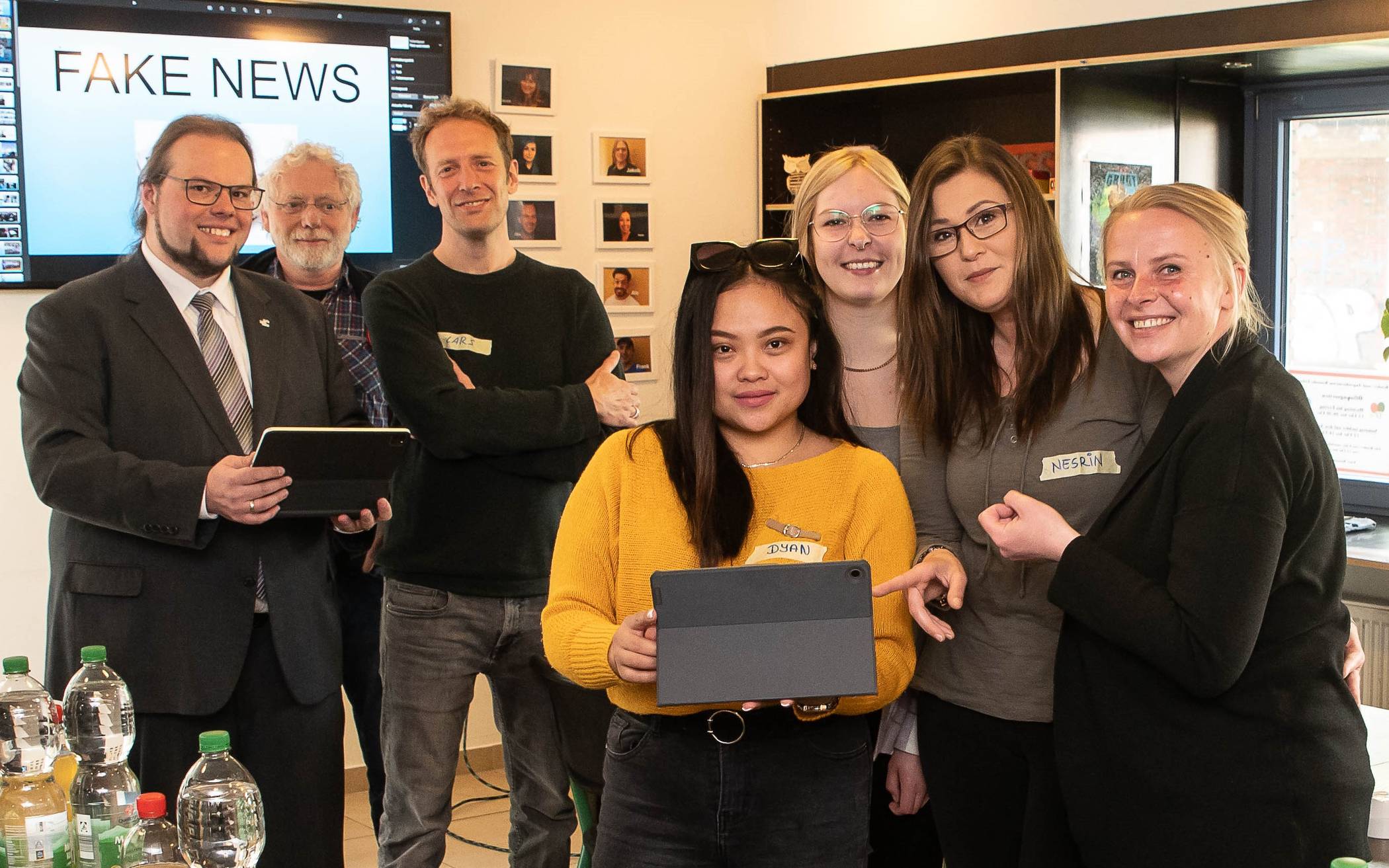  Kreis-Gesundheitsdezernent Gregor Küpper mit Klaus Winkels, Leiter des Kinder und Jugendzentrums „Kontakt Erfttal“ – SkM Neuss, Referent Lars Klostermann und den Teilnehmerinnen des Workshops. 