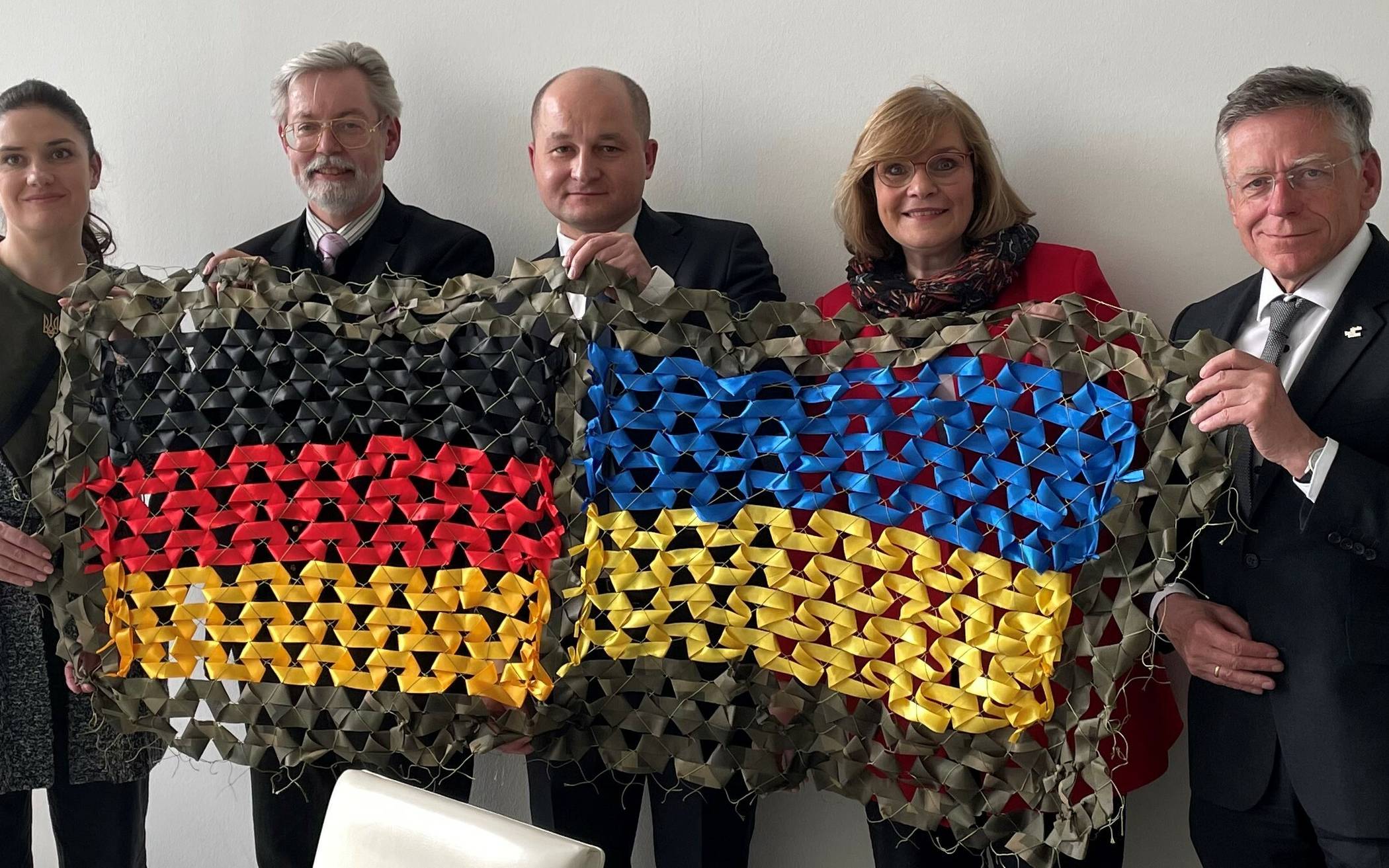  Sie setzen sich für die vom Krieg in der Ukraine betroffenen Menschen ein (von links): Iryna Shum, Rolf Büschgens, Dmitry Serebrianskyi, Jutta Stüsgen und Landrat Hans-Jürgen Petrauschke. 