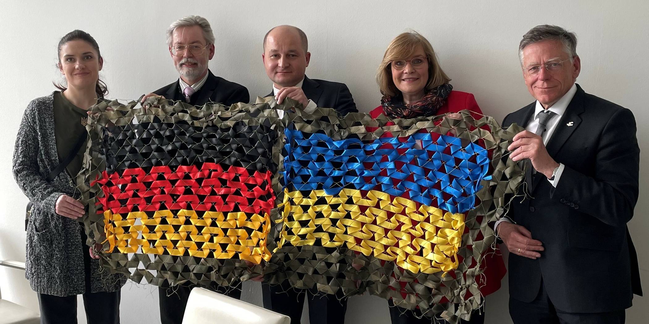  Sie setzen sich für die vom Krieg in der Ukraine betroffenen Menschen ein (von links): Iryna Shum, Rolf Büschgens, Dmitry Serebrianskyi, Jutta Stüsgen und Landrat Hans-Jürgen Petrauschke. 