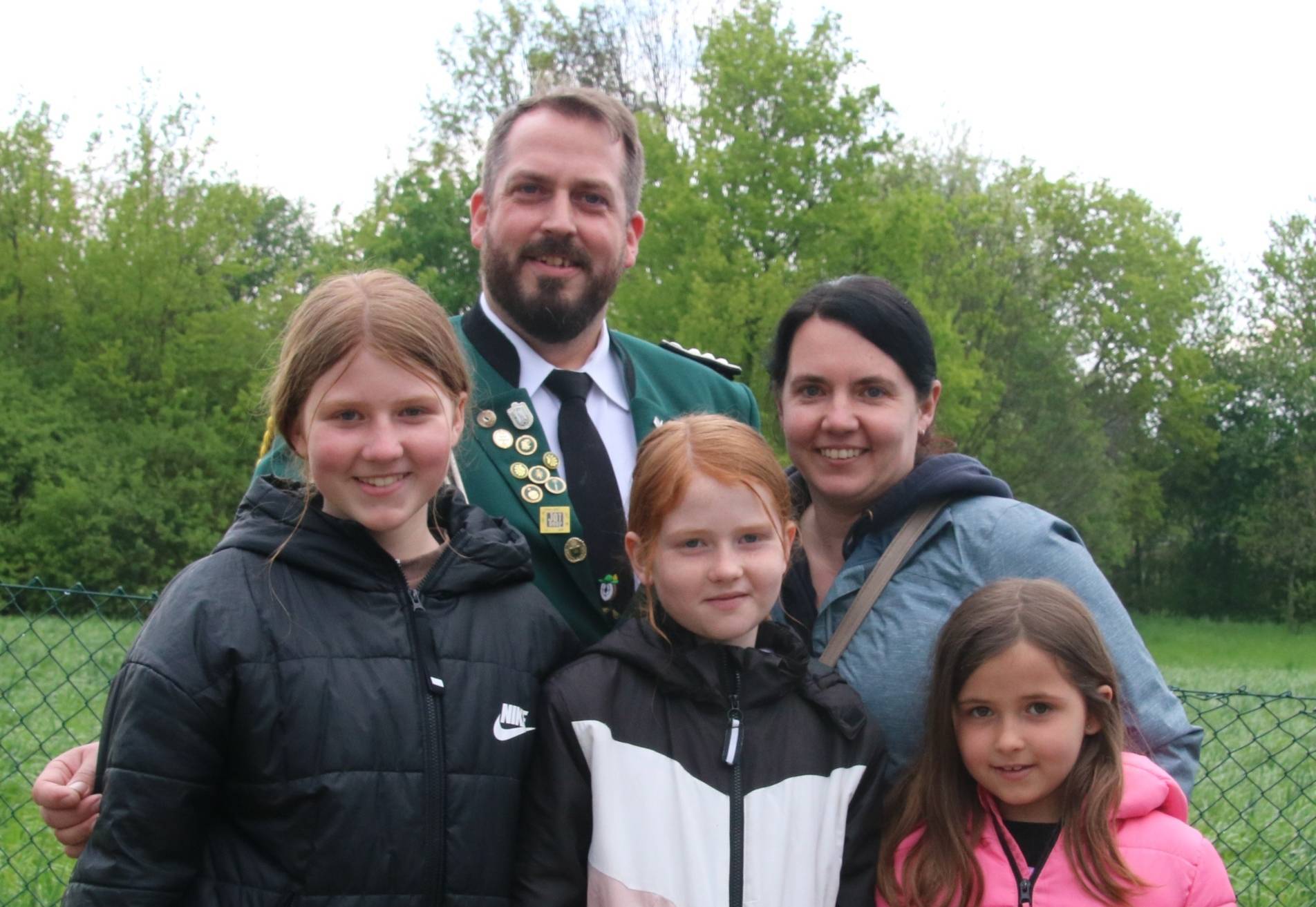  Oliver Opbroek ist neuer Kronprinz des BSV Gierath/Gubberath. Mit ihm freuen sich seine Frau Sarah und die Kinder Josina, Lenja und Mailin.   
