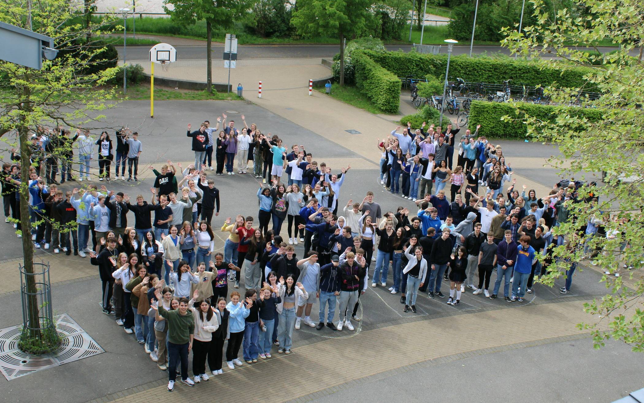  Nicht so gut zu erkennen, doch das Gymnasium zeigte auf dem Schulhof ein Herz für Europa.  