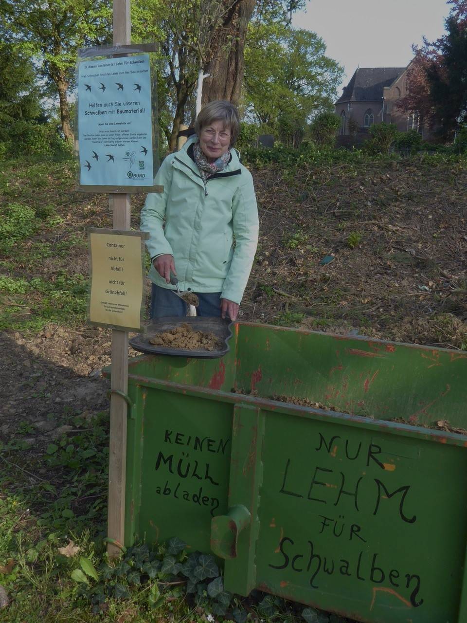 Frau Kriegs hilft den Schwalben mit