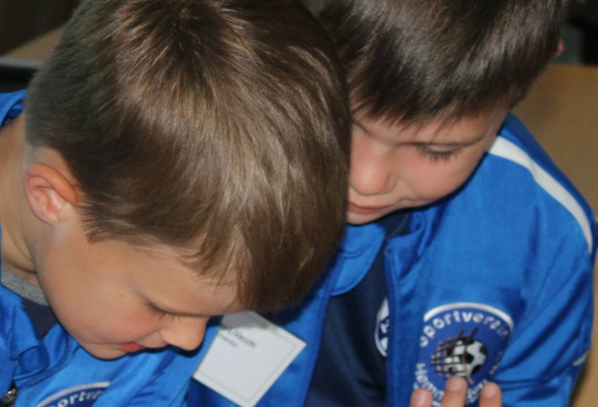 Caspar und Matteo beim Auslosen und Vorlesen.