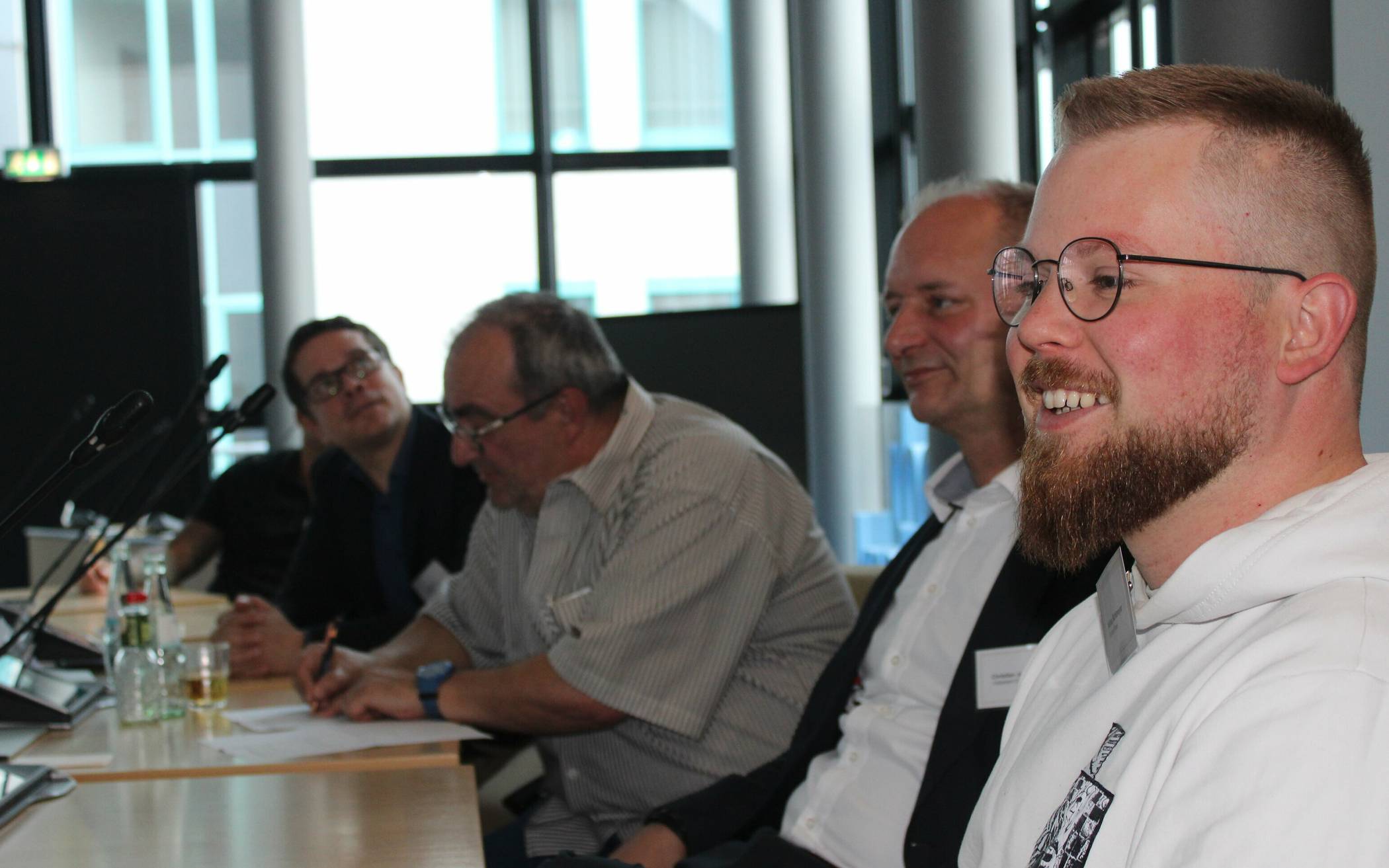  Ein Blick aufs Podium: Niklas Möhlmeyer (Namenssponsor „Fahrrad-Kraus“), Christian Jansen („Volksbank Erft“), Jürgen Wolf (FC Süd) und Thomas Knur (NEW) verfolgen die Auslosung (von vorne nach hinten).  