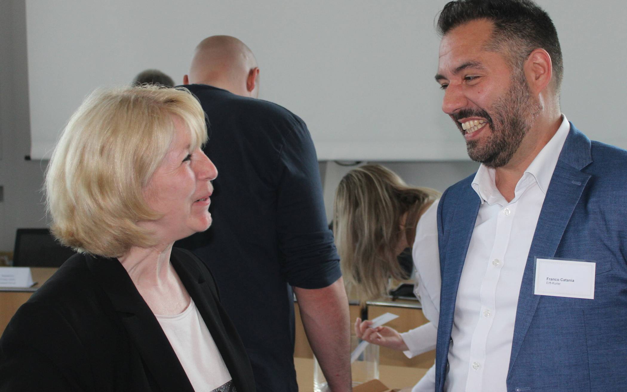  Franco Catania (Kurier Verlag) im fröhlichen Plausch mit Iris Ertel von „Rödelbronn-Markisen“. 