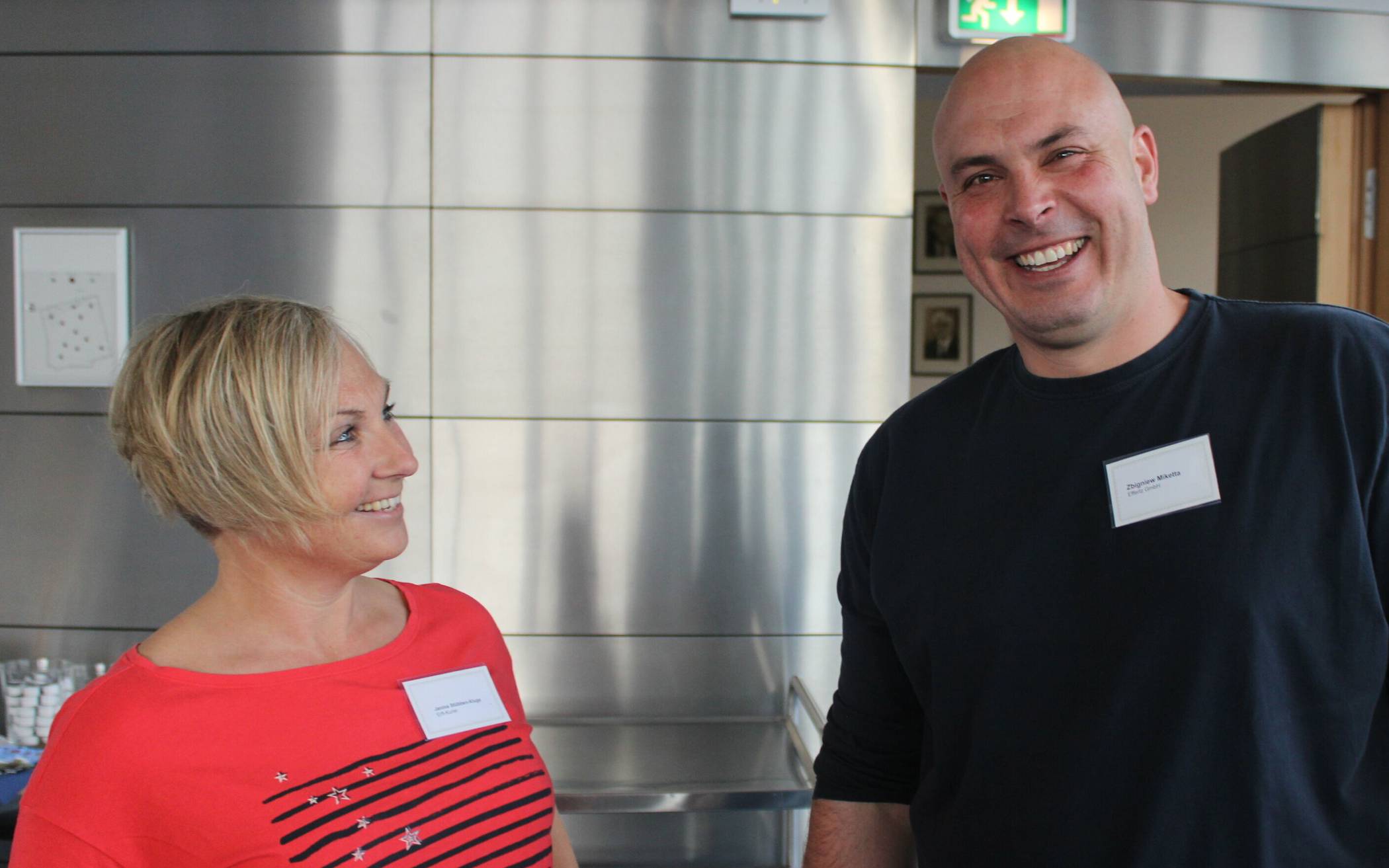 Janina Stübben-Kluge (links) und Zbigniew Miketta von „Effertz“ fachsimpeln über das Ergebnis der Auslosung.