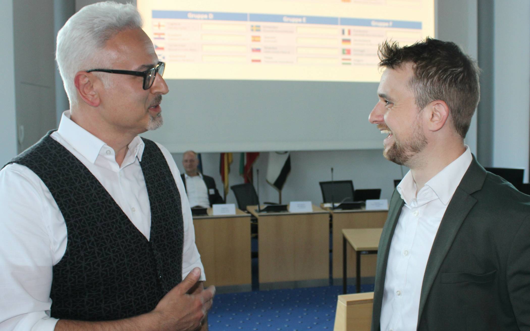 Haupt-Sponsor und Mann der ersten Stunde Murat Arslan („Silverline“; links) zusammen mit Mediaberater Patrick Scholz.