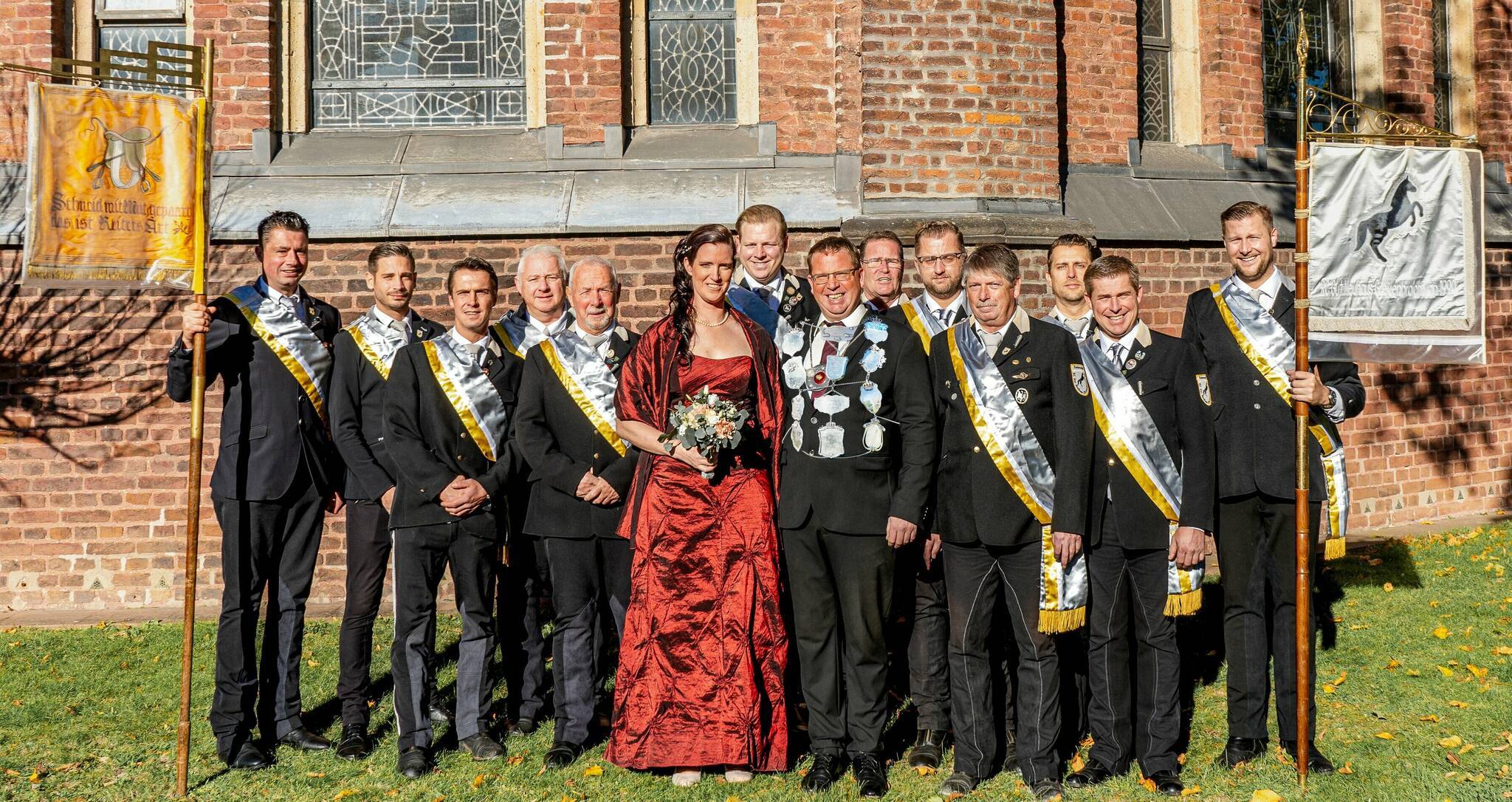  Das Königspaar zusammen mit dem Reiercorps „Gut Neuhaus“. Die Vorfreude ist bei allen natürlich sehr, sehr groß.  