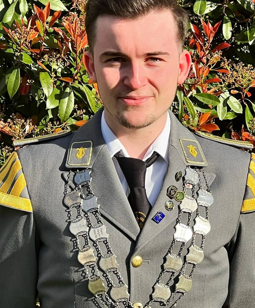  Die Konkurrenz zum Jungschützen-Schießen am Schützenfest-Dienstag 2022 war groß für Torsten Bless. Das Zelt war wie immer sehr gut besucht und alle Augen richteten sich auf die Bühne. Da kann man sehr gut nachvollziehen, dass sein Puls raste. Alle waren gespannt, wer Jungschützenkönig 2023 und die Jugend des BSV repräsentieren wird. Nach einigen Versuchen war es dann endlich soweit und das Glück (neben dem Können)  war auf Torstens Seite. Er gab mit strahlenden Augen an, dass es ihm eine große Ehre sein wird, beim Schützenfest 2023 die Würde des Jungschützenkönigs zu tragen. Als musikbegeisterter Schütze gab es keine Zweifel, in die Fußstapfen seines Vaters zu treten und 2009 dem Heimat-Tambourcorps „Rheinklänge“ Neukirchen beizutreten. Es macht ihm viel Spaß, gemeinsam durch Neukirchen zu ziehen und die Umzüge und Paraden zu begleiten.  