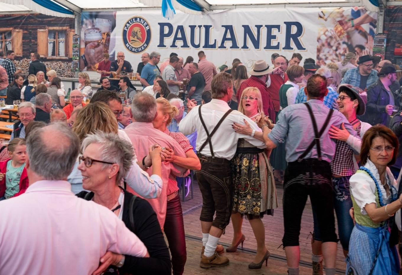  Die Gustorfer feiern ihr beliebtes Wies‘n-Fest am Vatertag mit bayrischem Flair, kulinarischen Highlights und einer Vielzahl an Attraktionen für Jung und Alt. 