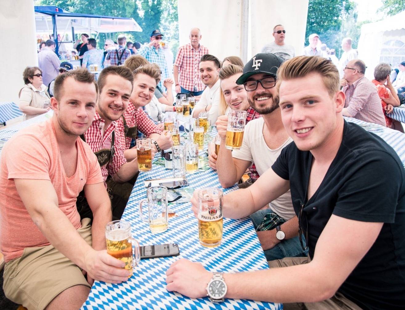 In diesem Jahr erwartet die Gäste ein vielfältiges Angebot an Speisen und Getränken. Deftige Schmankerl, süße Leckereien, erstmals mit großer Cafeteria und die exklusive „Alte Gustorfer Wies‘n-Fest Marille“, die eigens für diese Gelegenheit in Österreich gebrannt wird.   