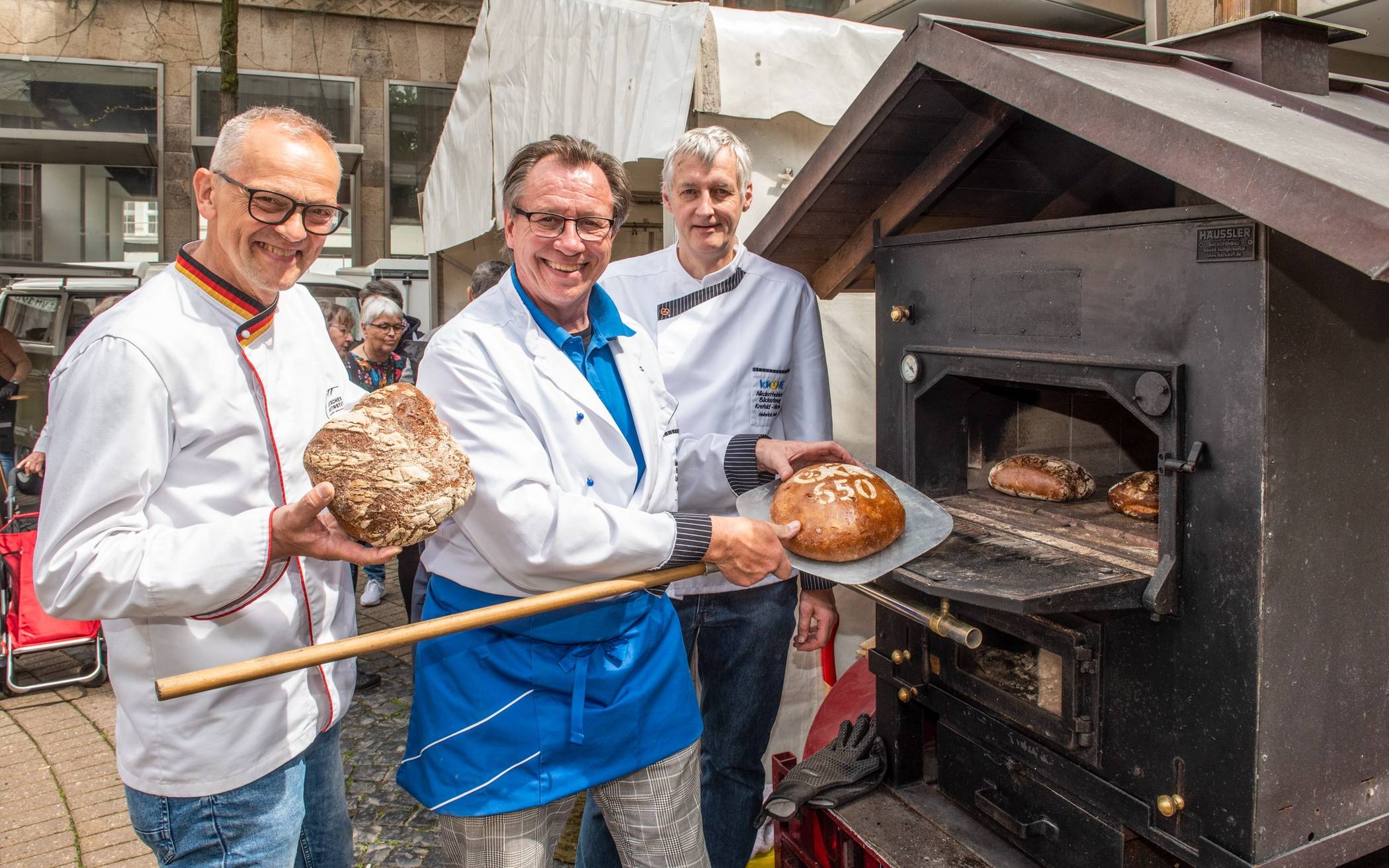 Über viel Zuspruch, hervorragende Ergebnisse und Spenden für soziale Zwecke freuten sich während der Brotprüfung in Krefeld (von links) Karl-Ernst Schmalz („Deutsches Brotinstitut“), Obermeister Rudolf Weißert und Vorstandsmitglied Heinrich Poeth von der Bäcker-Innung. 