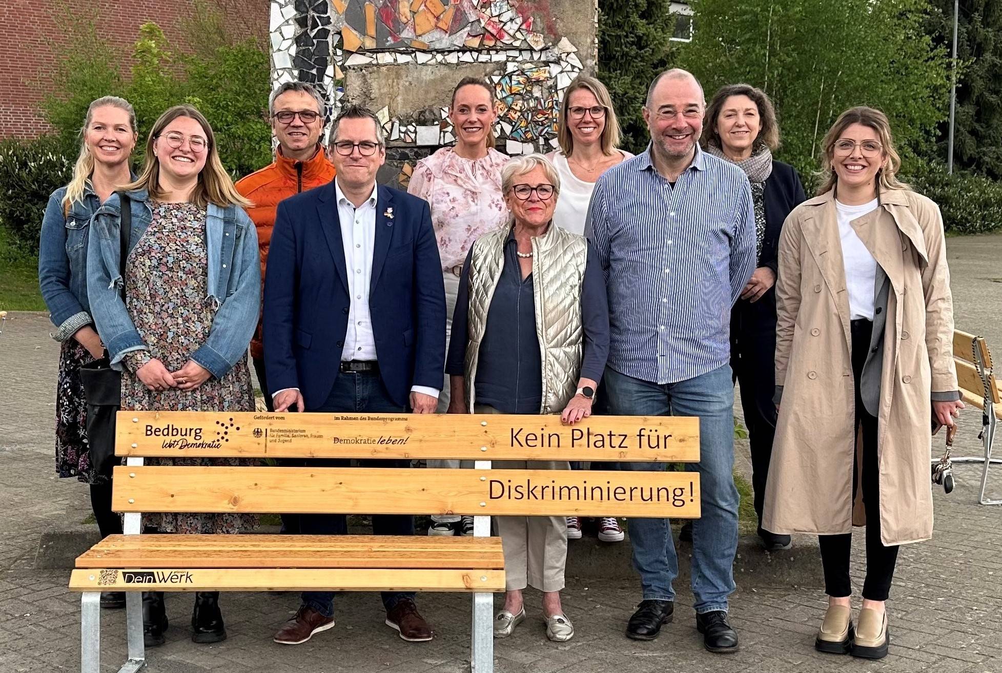 Von links: Anna Noddeland, Nina Wolff (beide Stabsstelle „Soziale Stadt“), Klaus Brunken (Leiter Fachdienst Schule, Bildung, Jugend), Sascha Solbach (Bürgermeister), Laura Dolfen (Lehrerin Arnold-von-Harff-Schule), Mathilde Ehlen (Schulleiterin Arnold-von-Harff-Schule), Myriam Robertz (Lehrerin Realschule), Marcus Wegener (Schulleiter Realschule), Maria Paeßens (Schulleiterin Silverberg-Gymnasium), Bajraj-Fazlija (Lehrerin Realschule).