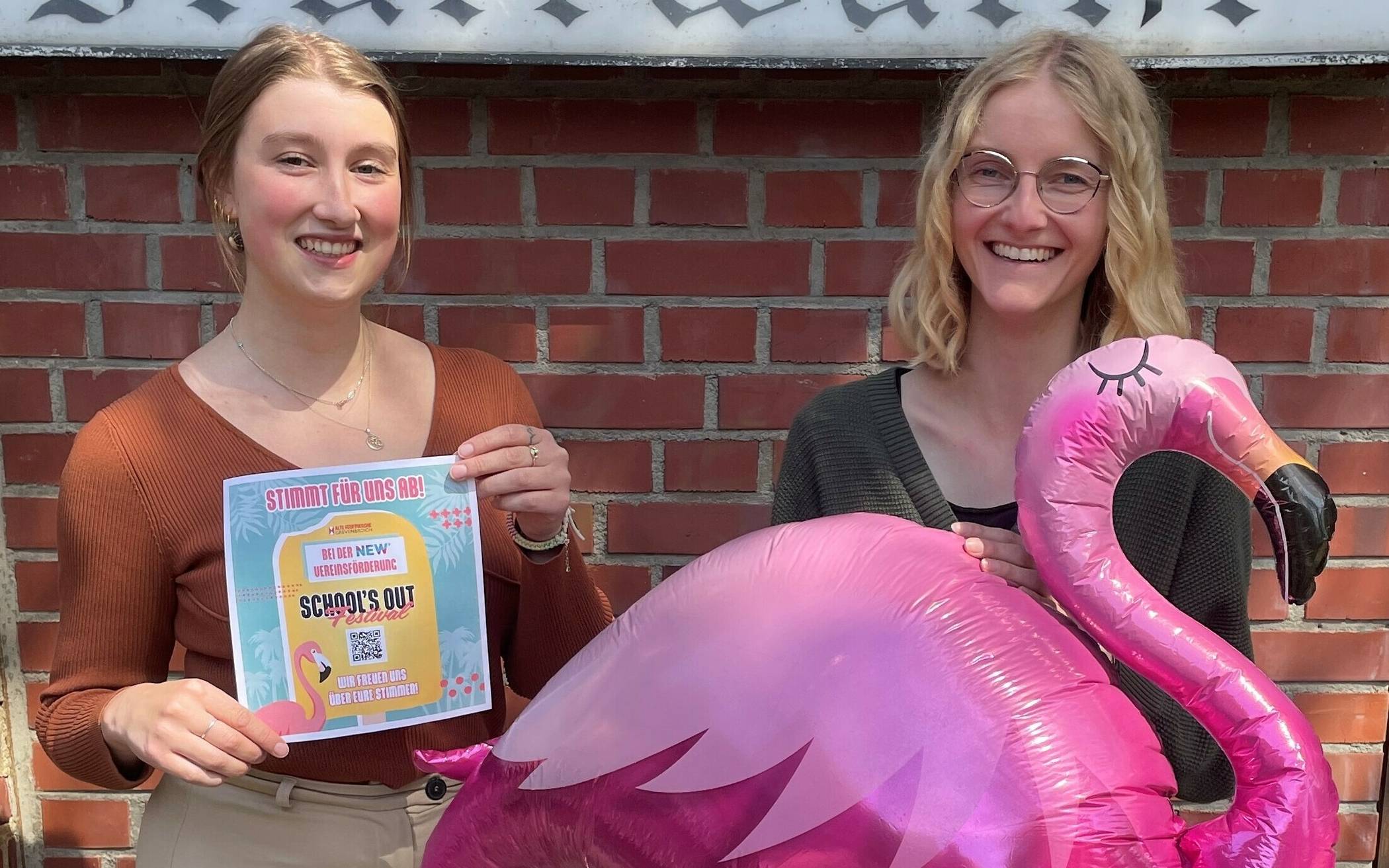 Hoffen für das „School’s Out Festival“ auf handfestes Sponsoring (von links nach rechts): Michelle König und Isabelle Schiffer.