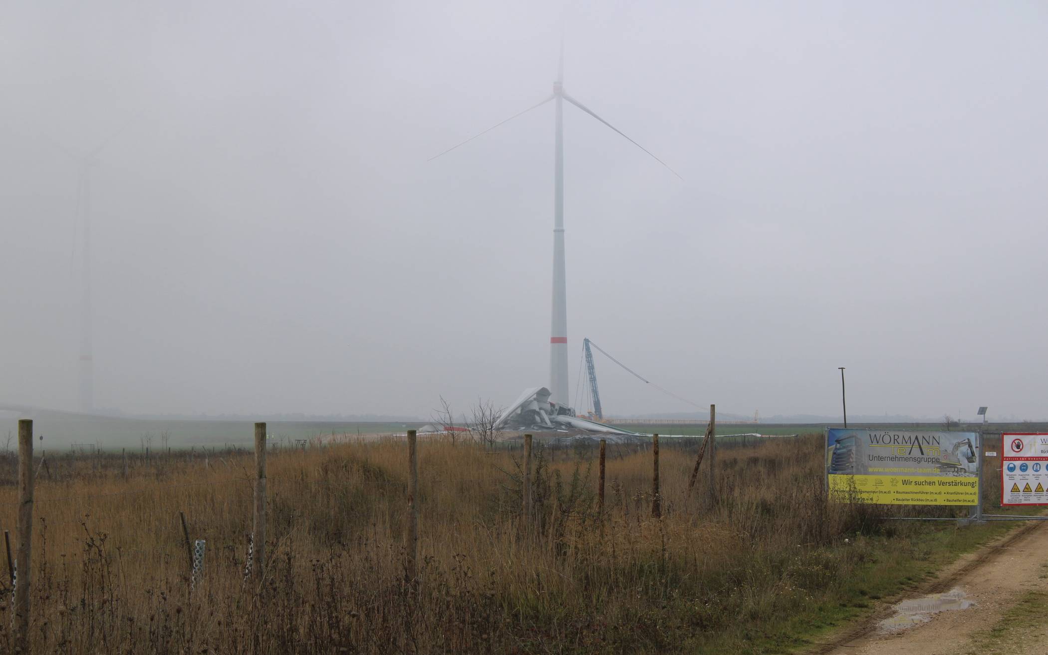 Die Windkraftanlagen mussten im vergangenen Jahr aufgrund von Baumängeln an den Betonteilen vollständig zurückgebaut werden.