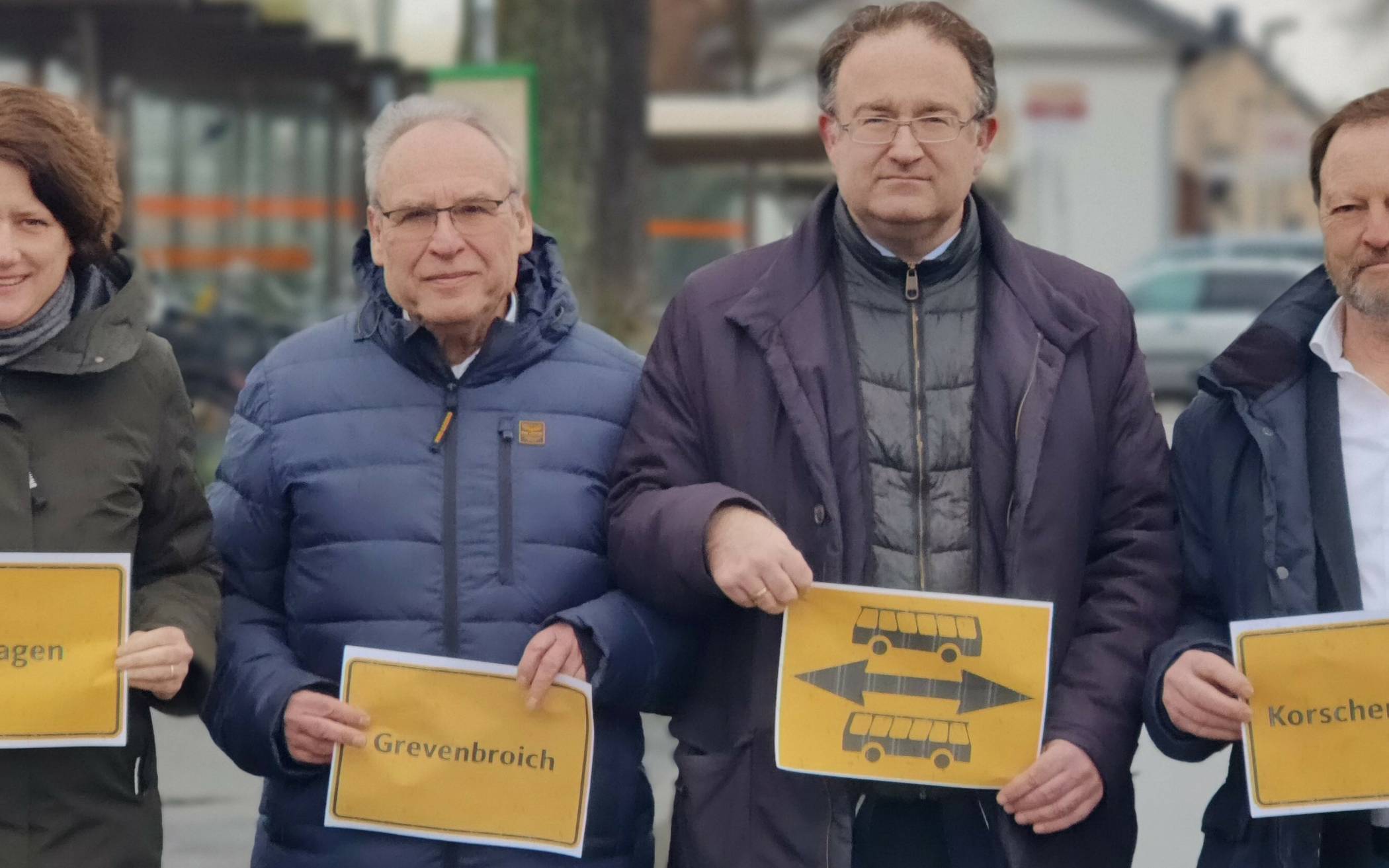 Die CDU-Kreistagsabgeordneten Katharina Reinhold, Norbert Gand, Lars Becker und Wolfgang Wappenschmidt am S-Bahnhof Kapellen.