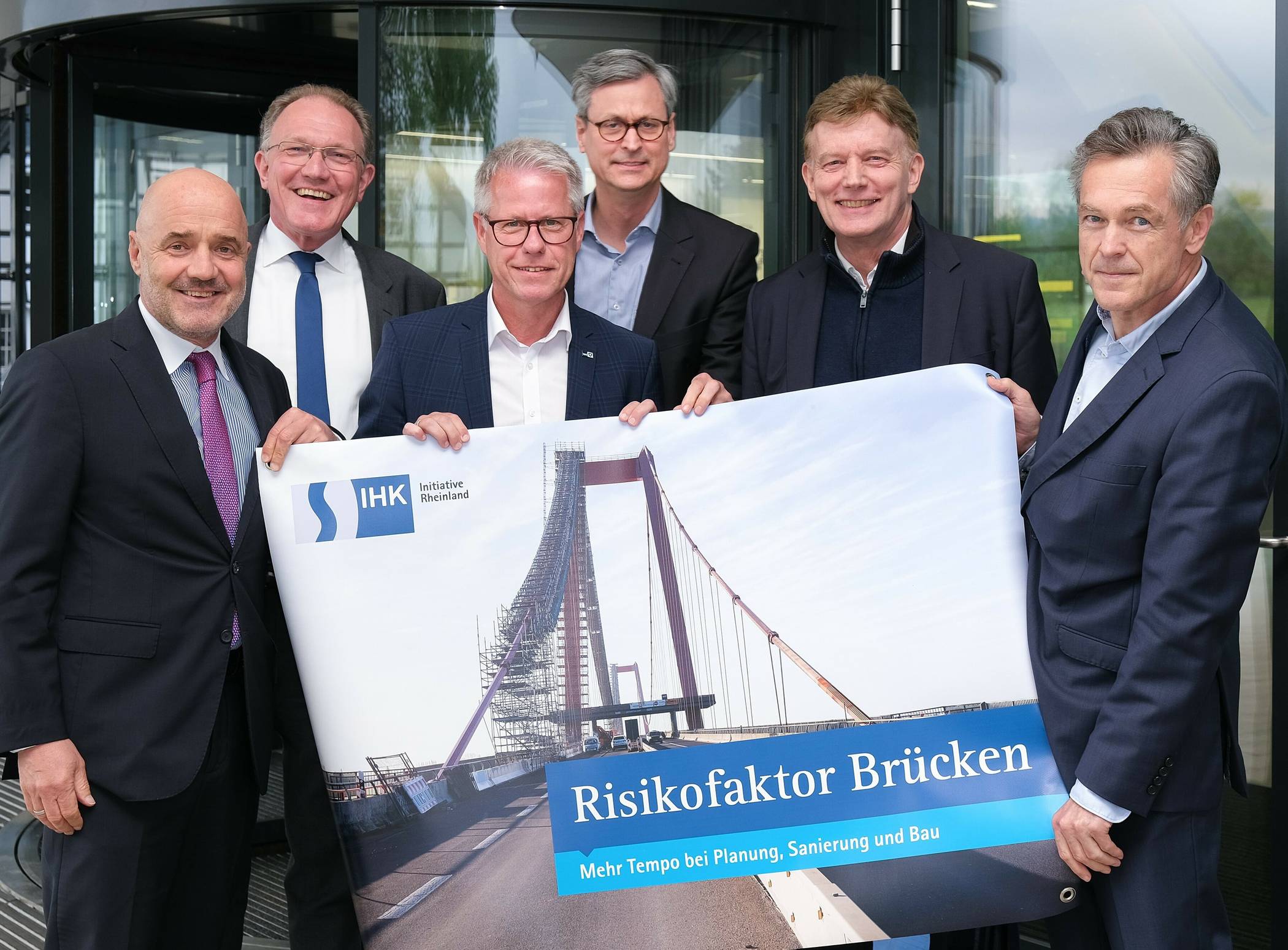  Die Hauptgeschäftsführer der Industrie- und Handelskammern im Rheinland haben eine Studie zur Situation der Brücken vorgestellt (von links): Dr. Stefan Dietzfelbinger (Duisburg), Gregor Berghausen (Düsseldorf), Jürgen Steinmetz (Mittlerer Niederrhein), Dr. Hubertus Hille (Bonn), Michael Wenge (Wuppertal) und Dr. Uwe Vetterlein (Köln). 