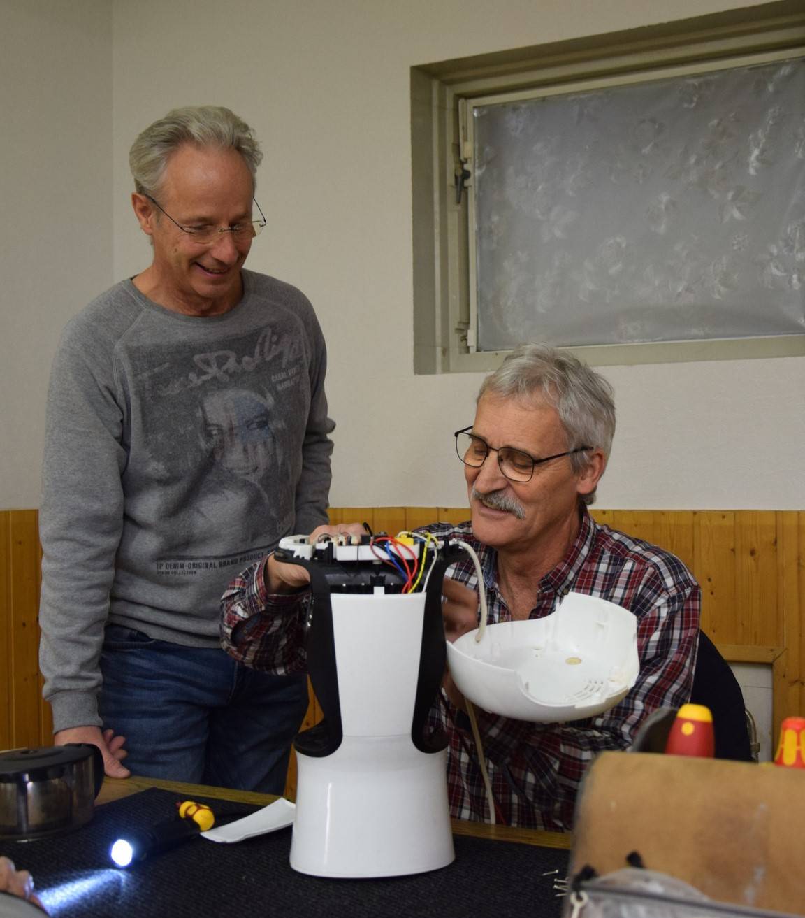  Die Ehrenamtlichen im Reparatur-Café haben viel Freude bei ihrer Arbeit. 