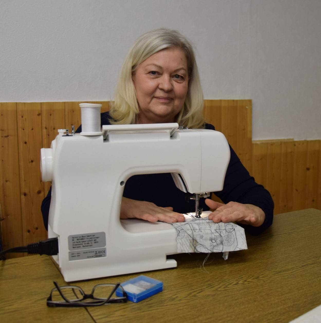  Auch Reparaturen mit der Nähmaschine sind für die Ehrenamtlichen kein Problem 