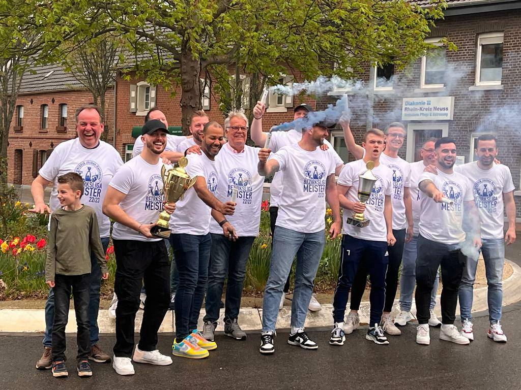 Der Aufstieg in die Landesliga wurde im Kleinen schon gefeiert.