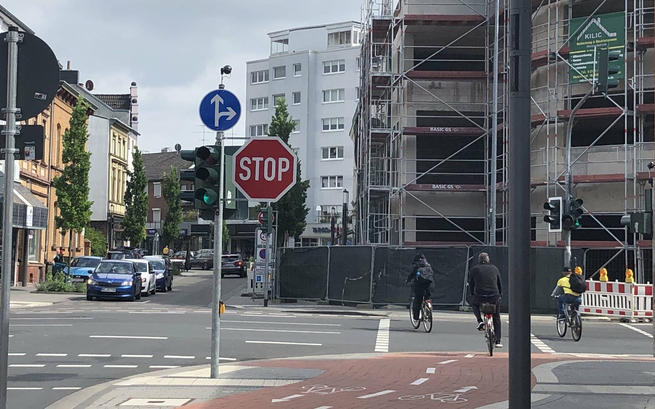 Ab der Kreuzung Bahnstraße/Ostwall geht es für Radfahrer von hundert runter auf null: Werden die Radfahrer hier in die Gefahr entlassen? 