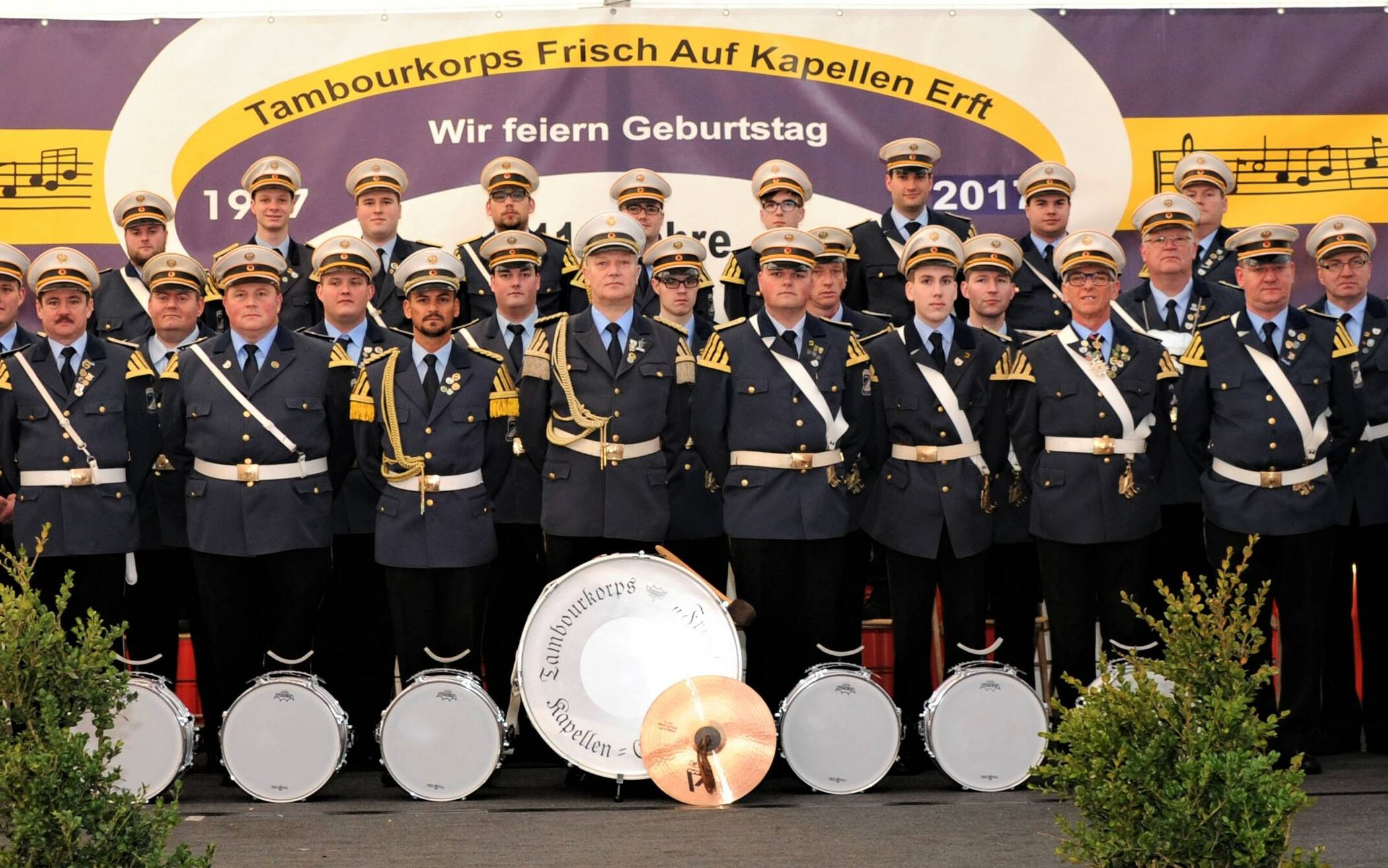  Gerne denken die Aktiven des Tambourkorps „Frisch Auf“ Kapellen an das Schützenfest des vergangenen Jahres zurück. Der Chronist hat hier vermerkt: „Am Montag unseres Schützenfestes konnte unser Lutz und seine Kerstin nach langer Zeit des Wartens endlich die Königsinsignien entgegennehmen und damit den BSV im kommenden Jahr daheim und auswärts repräsentieren. Nach unserem Vogelschuss am 11. Juni steht außerdem fest, dass im kommenden Jahr Wolfgang und Marlies Stübben das Korps als Königspaar vertreten werden und damit Friedhelm und Katja Loosen ablösen, die dieses Amt nun als ,Corona-Königspaar‘ drei Jahre innehatten.“ 