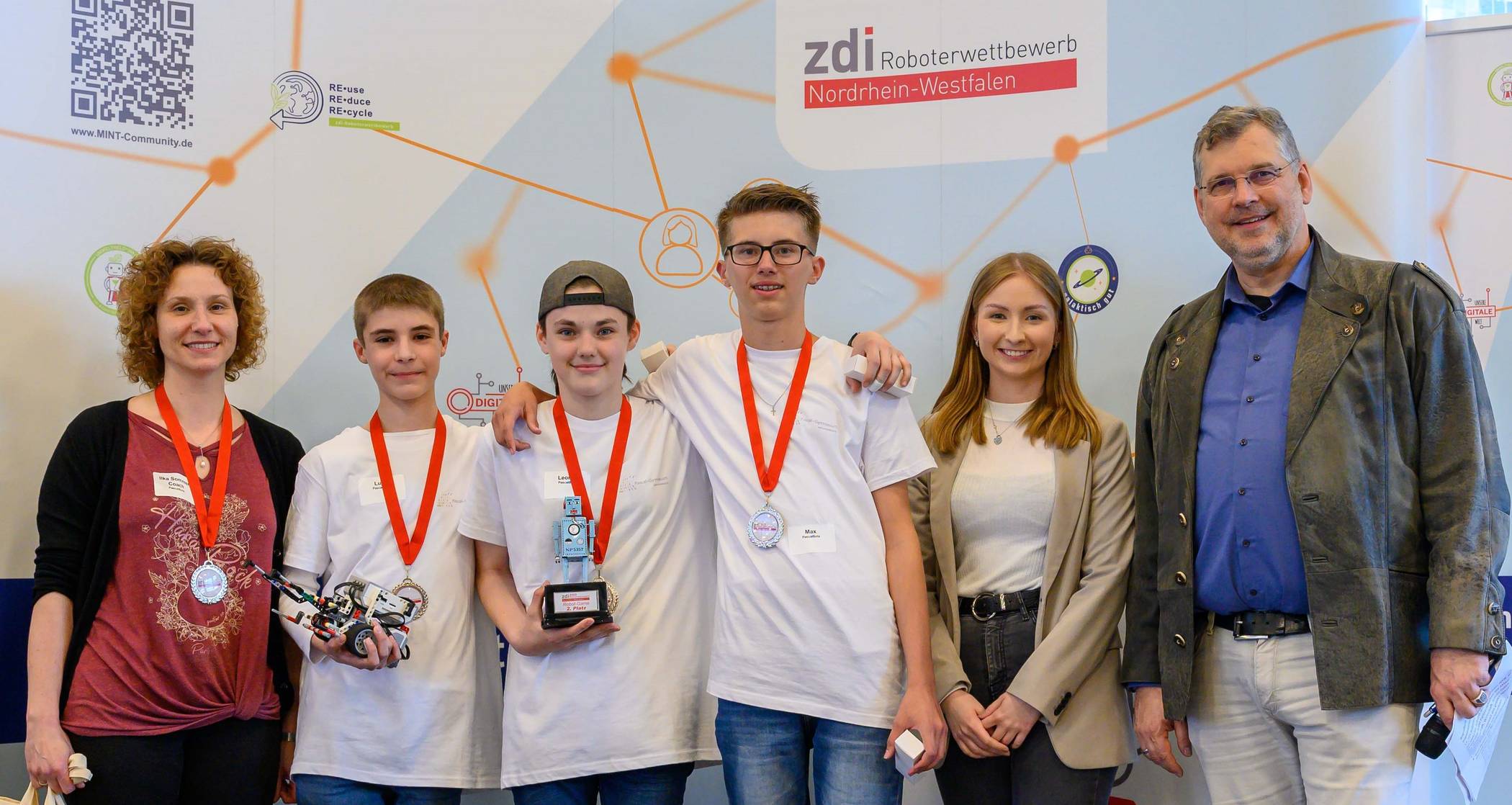  Erfolg beim zdi-Roboterwettbewerb (von links): Lehrerin Ilka Sommer, die „PascalBots“ des Pascal-Gymnasiums, Jessica Schillings und Edelbert Jansen. 