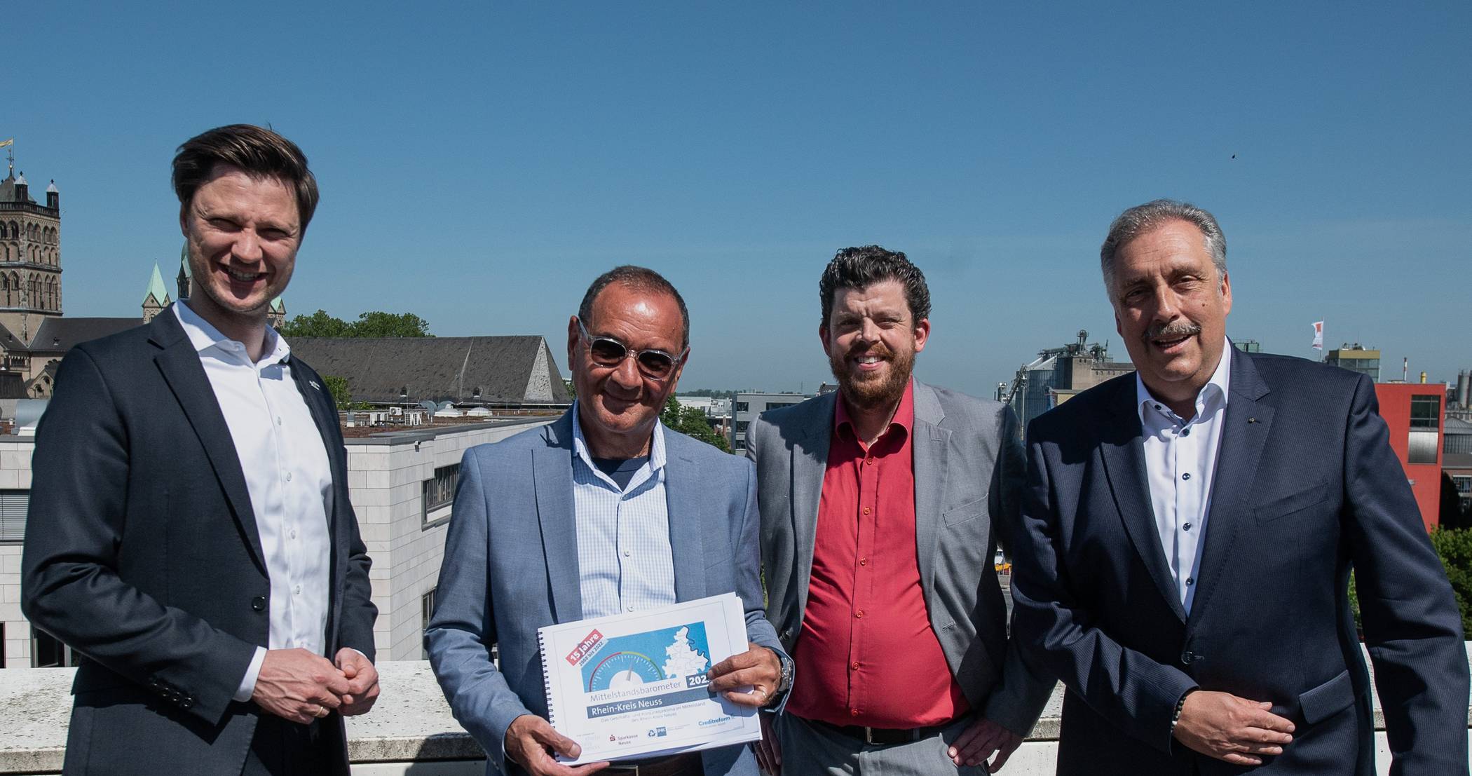 Machen auf den Start der Umfrage zum Mittelstandsbarometer 2023 aufmerksam (von links): Kreisdezernent Martin Stiller, Chris Proios (Creditreform), Gregor Werkle (IHK Mittlerer Niederrhein) und Stephan Meiser (Sparkasse).