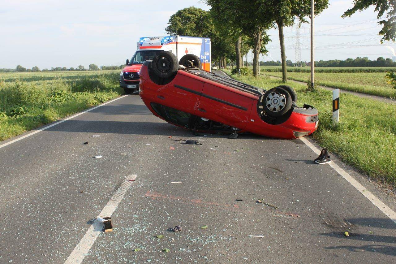 Rommerskirchen: Pkw überschlägt sich