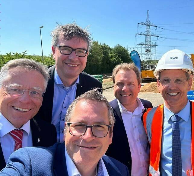 Landrat Petrauschke, Grevenbroichs Planungs-Chef Herpel, Bedburgs Bürgermeister Solbach, Rommerskirchens Rathaus-Chef Mertens und RWE-Vertreter Kulik im anschließenden Selfie.