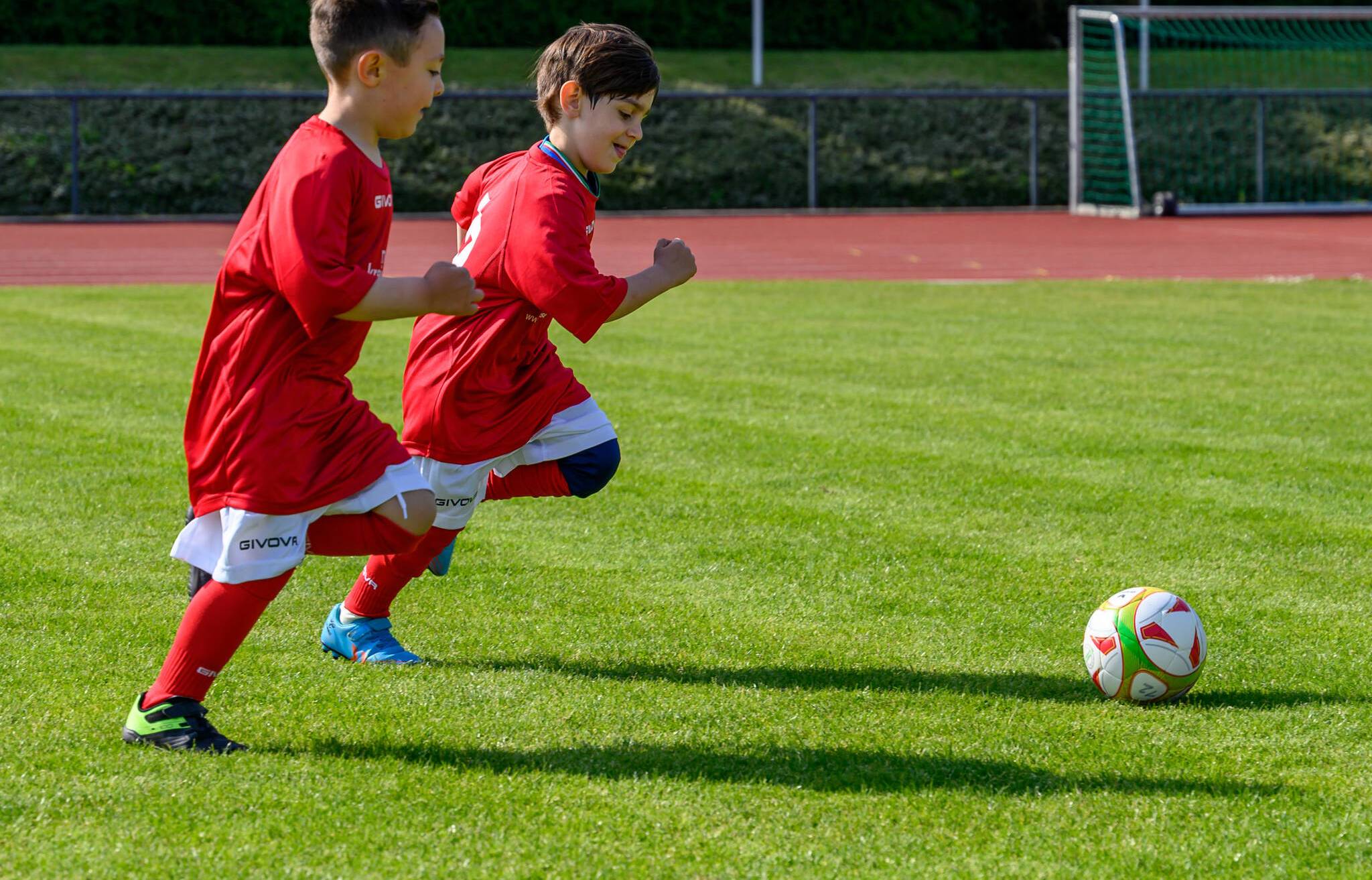 Die Vorfreude der Kinder ist groß. Mit den neuen Trikots ging es gleich auf den Rasen.