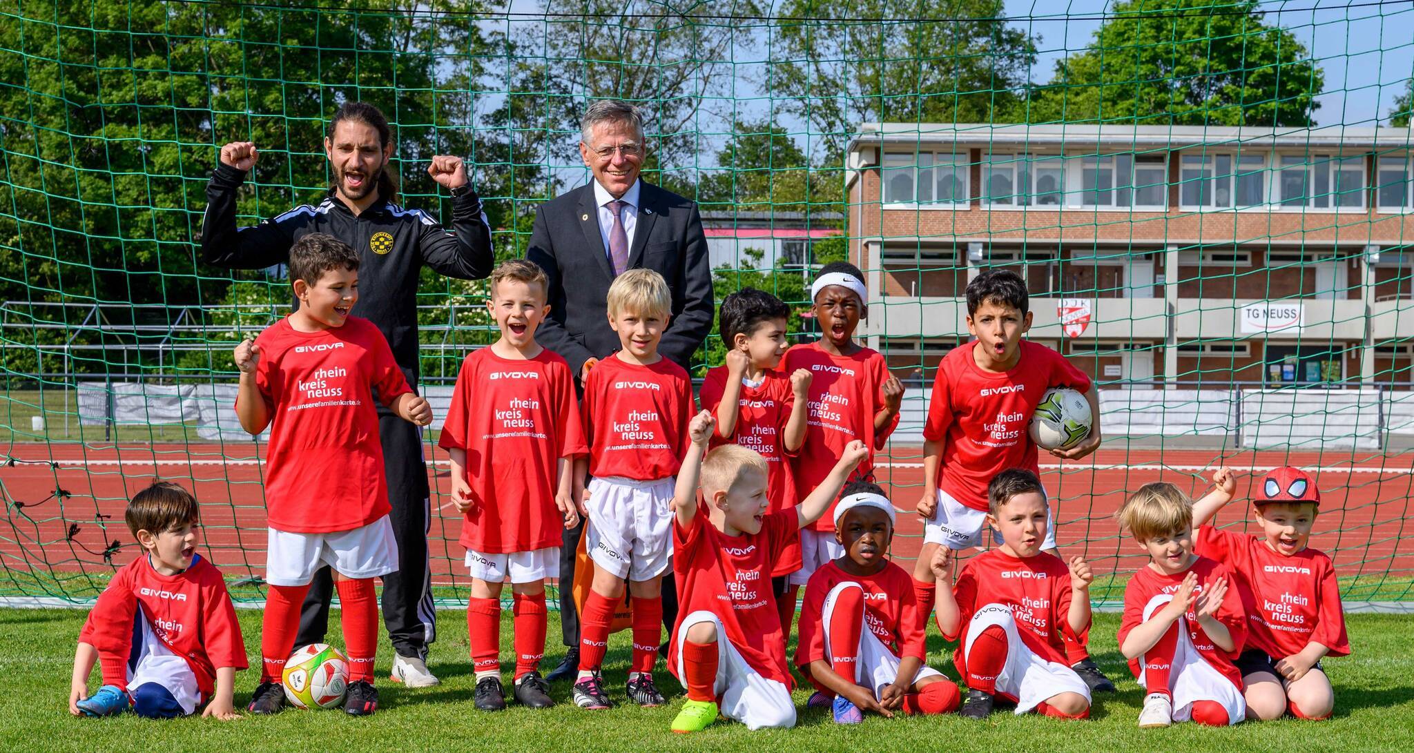  Aufgestellt mit Trainer und Landrat für das Gruppenfoto: die Bambini-Mannschaft der DJK „Rheinkraft“ Neuss.  