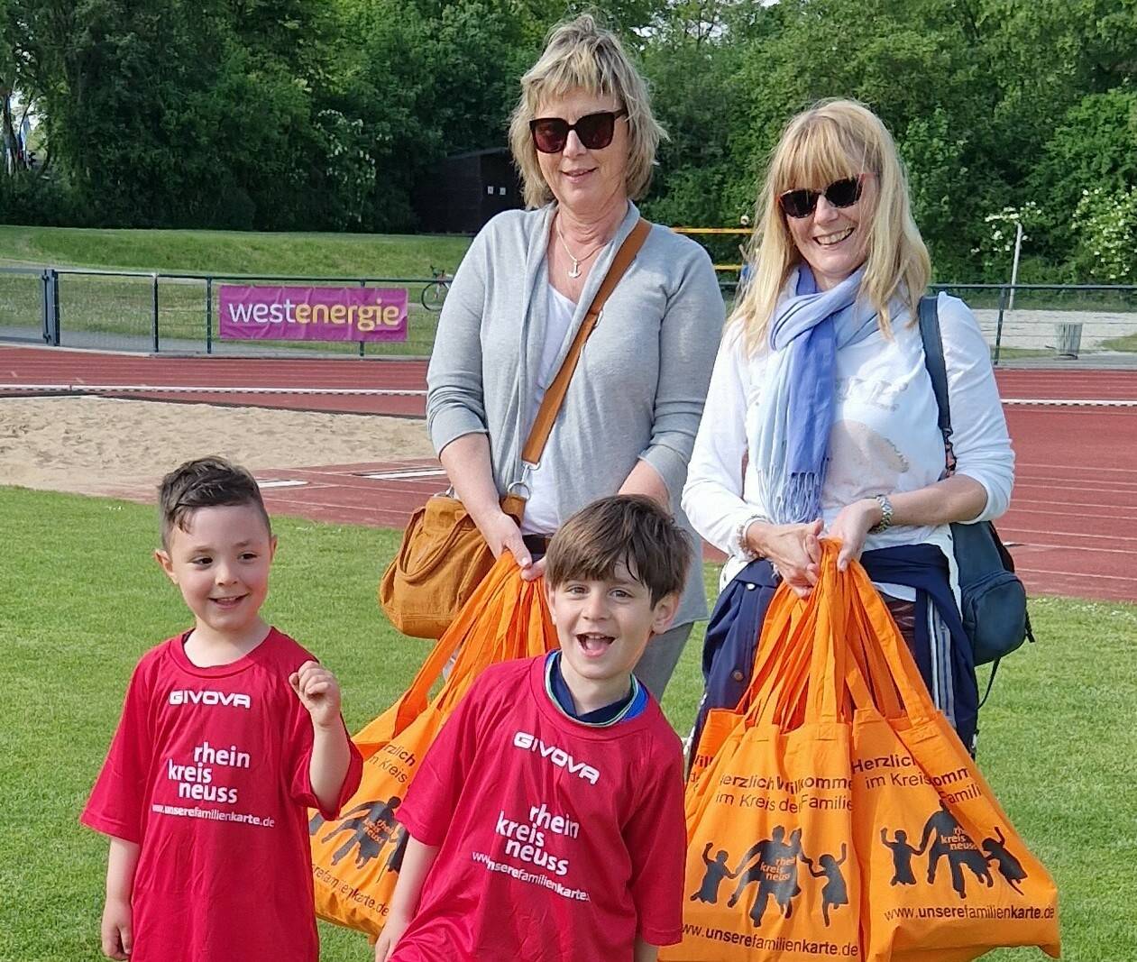Gabriele Kamp und Petra Fliegen von der „Familienkarte“ brachten Geschenke mit.