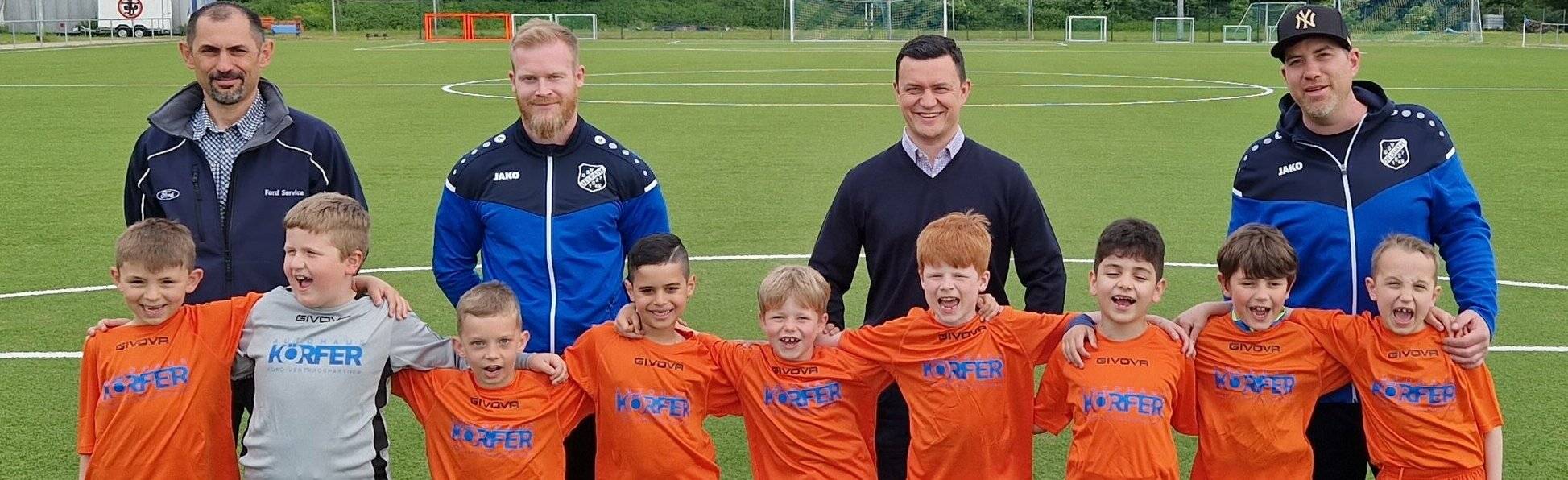  Dimitri Reimer und Waldemar Besler, die beiden Geschäftsführer vom „Autohaus Körfer“, waren nach Delrath gekommen, um die Mannschaft mit Trikot &amp; Co. auszustatten. 