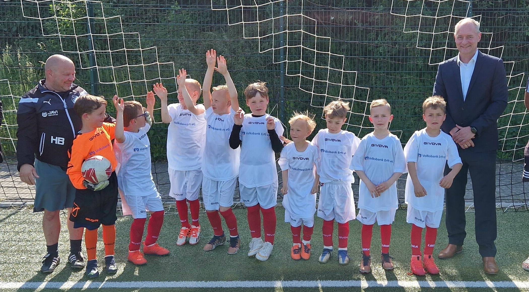 Gleich beim nächsten Training liefen Kids in den kroatischen Farben auf den Platz...!