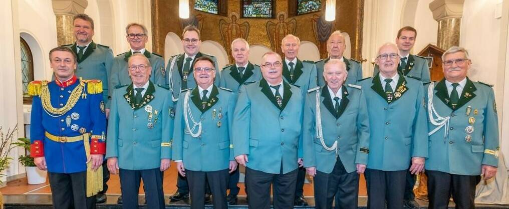 Auf eine 90-jährige Geschichte blickt der „1. Jägerzug“ zurück, der seinen Namen als einziger nach dem Zweiten Weltkrieg erhaltener Jägerzug erhielt. Über diese lange Zeit hat der Zug das Bruderschaftsgeschehen in vielfältiger Weise geprägt. Über Jahrzehnte waren seine Mitglieder im Vorstand und in der Regimentsführung der Bruderschaft tätig. Sechsmal konnte der 1. Jägerzug den Hülchrather Schützenkönig stellen.  