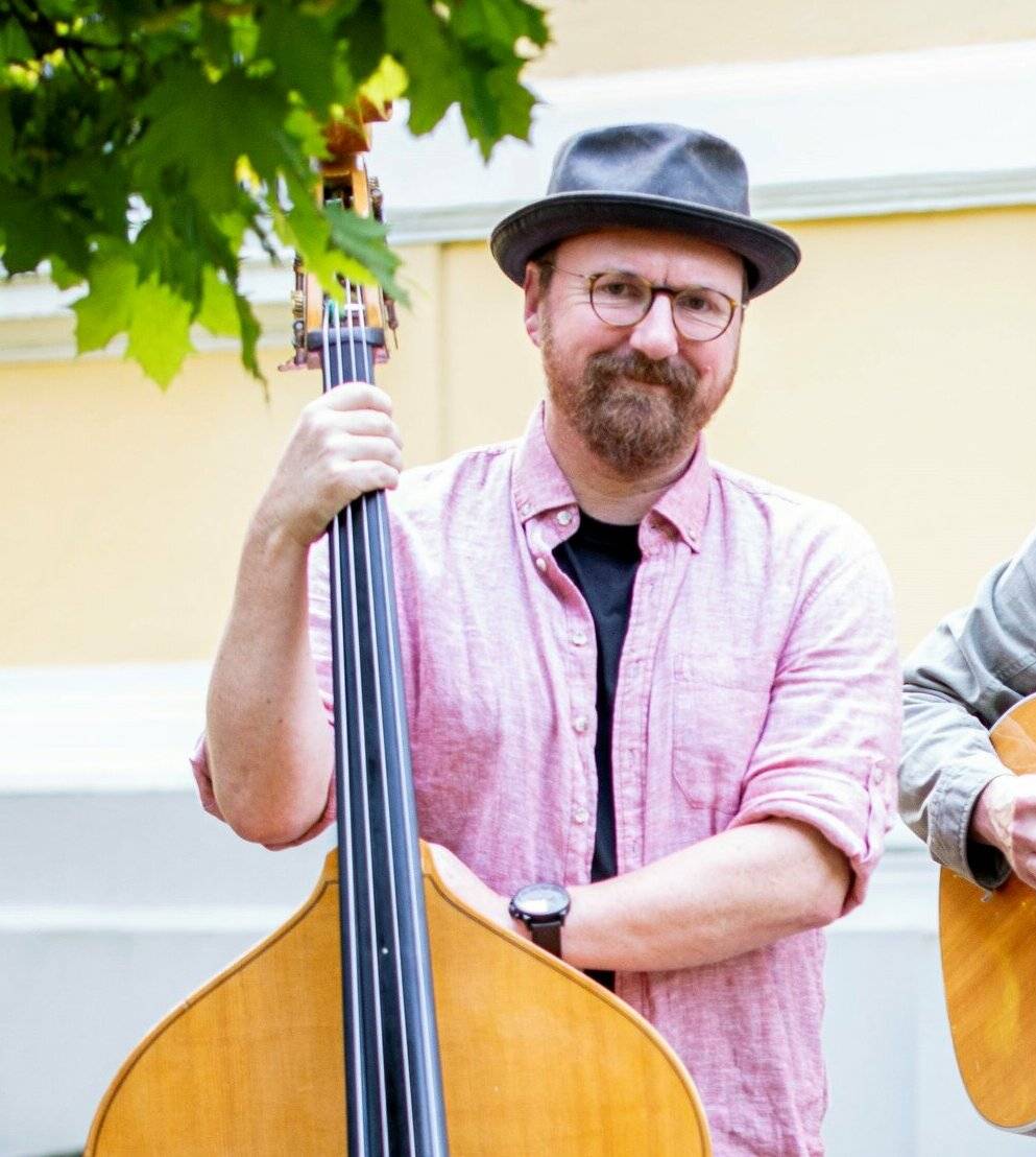 Stefan Pelzer-Florack singt als „Stefan Strohhut“ internationale Kinderlieder im „Museum der niederrheinischen Seele“.