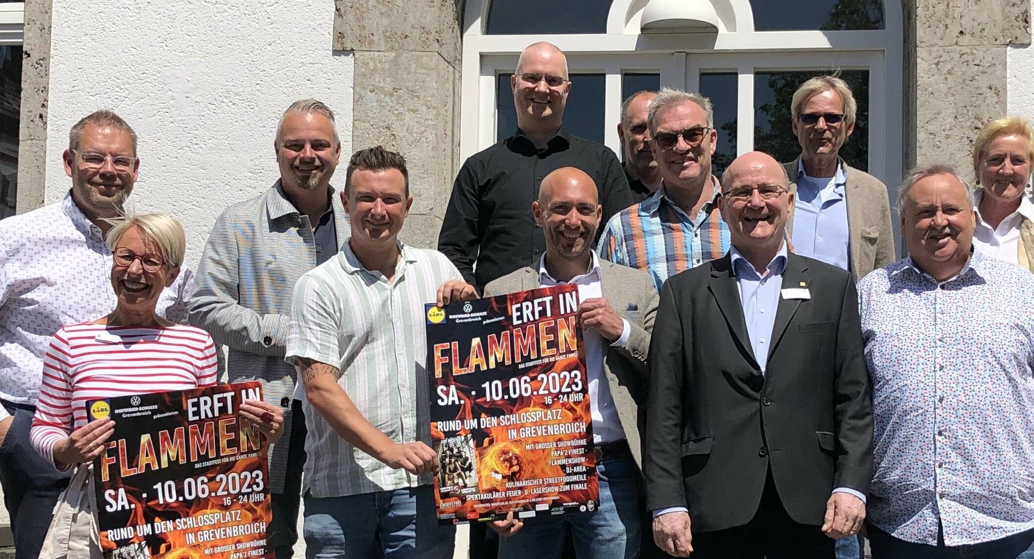 Gruppenbild der Akteure, Musiker und Sponsoren zusammen mit den Machern  Marc Pesch (links) und Dustin Thissen (Vierter von links).