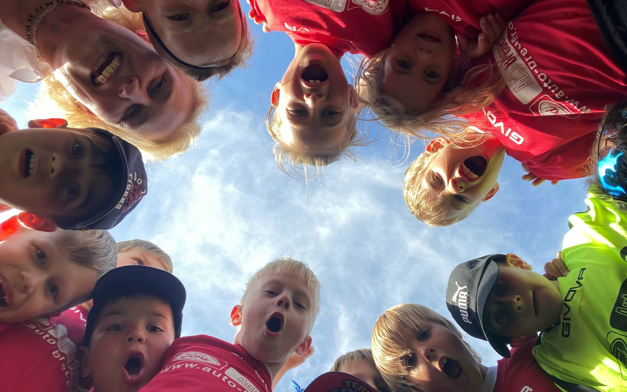 Sponsorin Elgin Breuer (oben in der linken Ecke) wurde schnell ins Team der „Rheinwacht“ aus Stürzelberg aufgenommen und durfte beim „Jubel-Training“ gleich mal mitmachen. Immerhin bringt sie reichlich Erfahrung am Rande des Fußballfeldes mit – als Sponsorin der ersten Stunde. Und als Mutter zeitweise kickender Kids. 