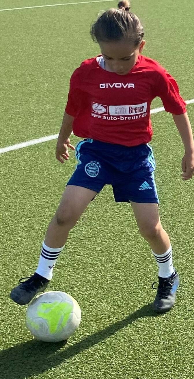 Kaum waren die Trikots in den Farben von Wales übergestreift, wollten die jungen Kicker der SV „Rheinwacht“ Stürzelberg ihre technischen Fertigkeiten unter Beweis stellen. Und da gab es Beachtliches zu sehen ...