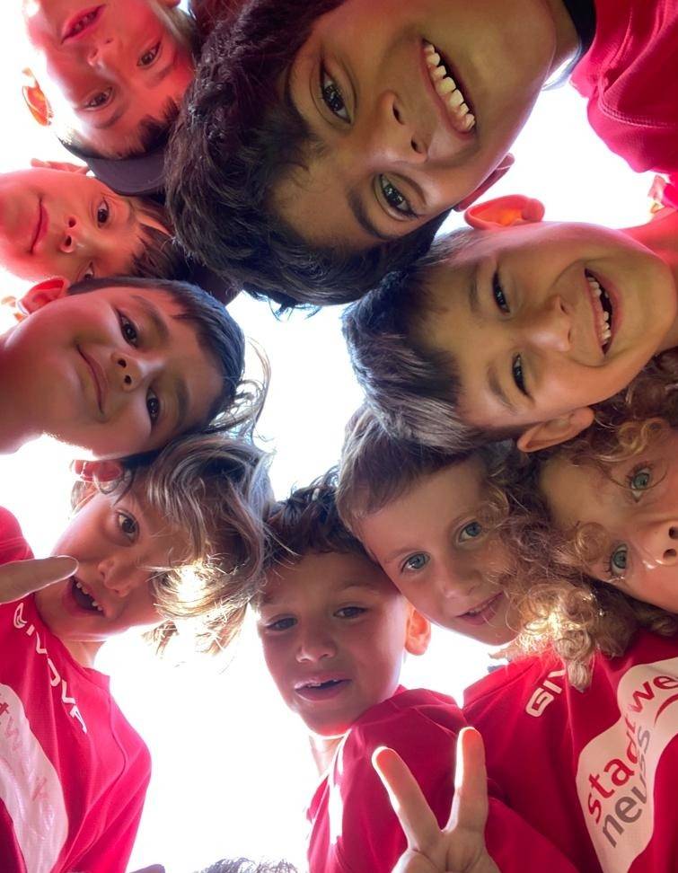 Die Bambini-Mannschaft der SG Holzheim ist eine bunte Truppe, der die österreichischen Trikots gut stehen.