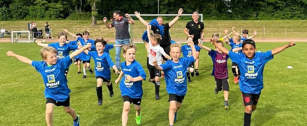 Carsten Paul (kleines Bild) überbrachte den Kids des SV Rosellen die Trikots in den slowakischen Farben. Der Sturm auf den EM-Sieg kann beginnen...