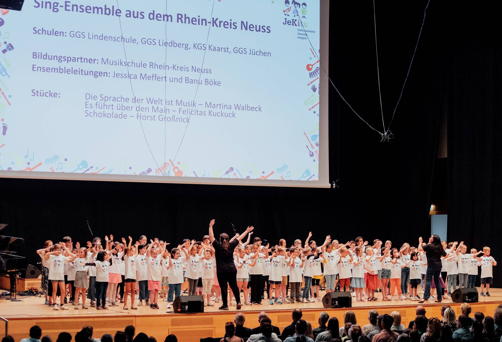 Die Schüler aus dem Rhein-Kreis Neuss bei ihrem Auftritt beim landesweiten JeKits-Tag in Duisburg.