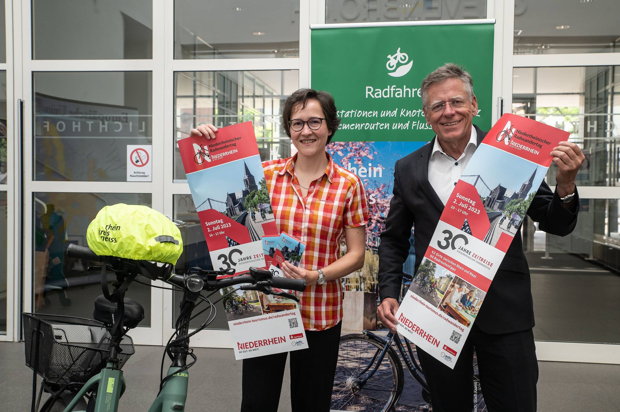  Landrat Hans-Jürgen Petrauschke und Tourismusförderin Steffi Lorbeer präsentieren das Programm für den 30. Niederrheinischen Radwandertag. 