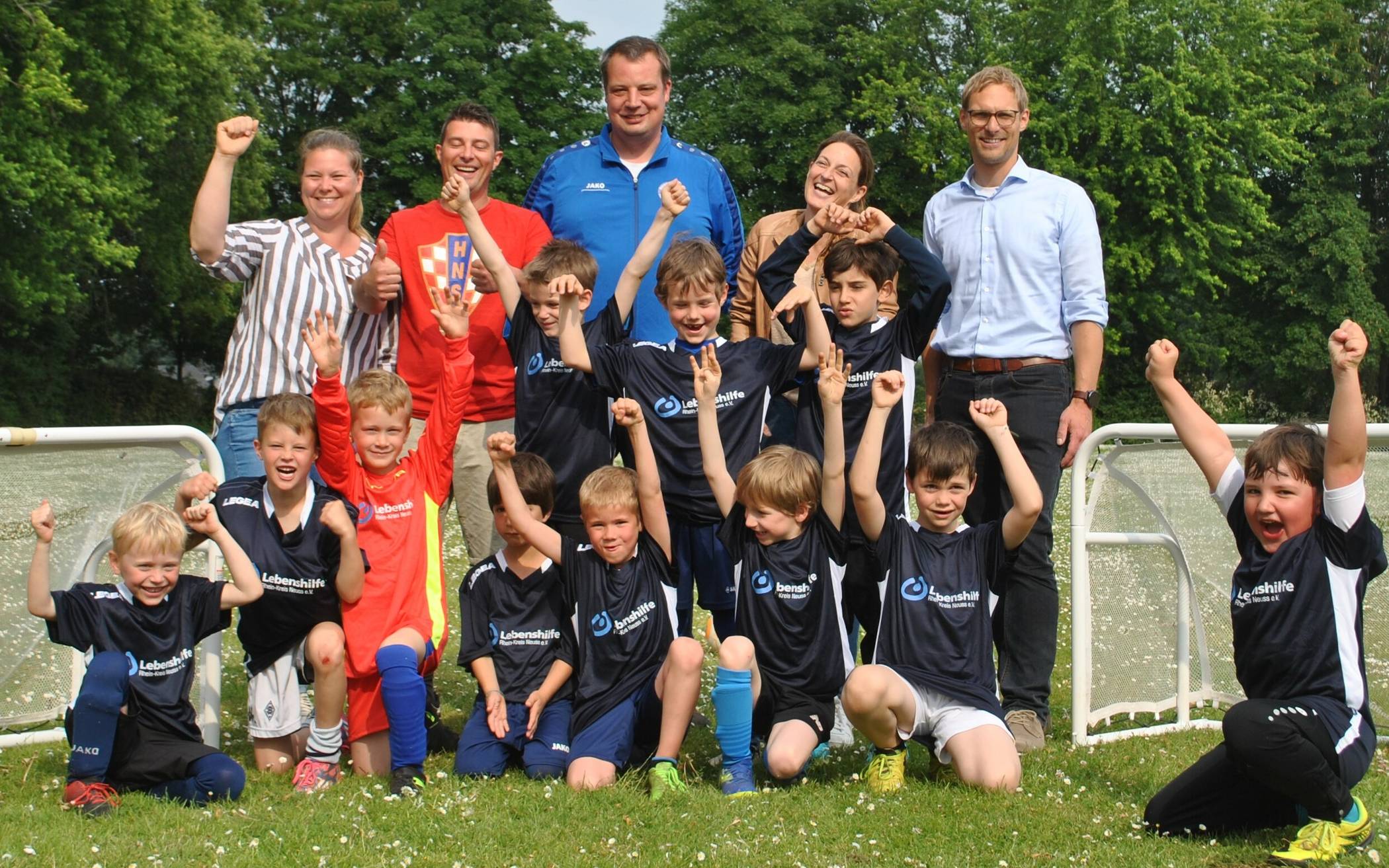  Nina Gronover (Presse- und Öffentlichkeitsarbeit) und Alexander Jürgens (Vorstand Lebenshilfe) vertraten die Lebenshilfe bei der Trikot-Übergabe beim SV Hemmerden. Die Mannschaft unter Trainer-Führung von Stephanie Li Vecci, Sven Wipperfürth und Daniel Buschmann besteht aktuell, „wenn alle dabei sind“, aus 14 engagierten Nachwuchsspielern.   