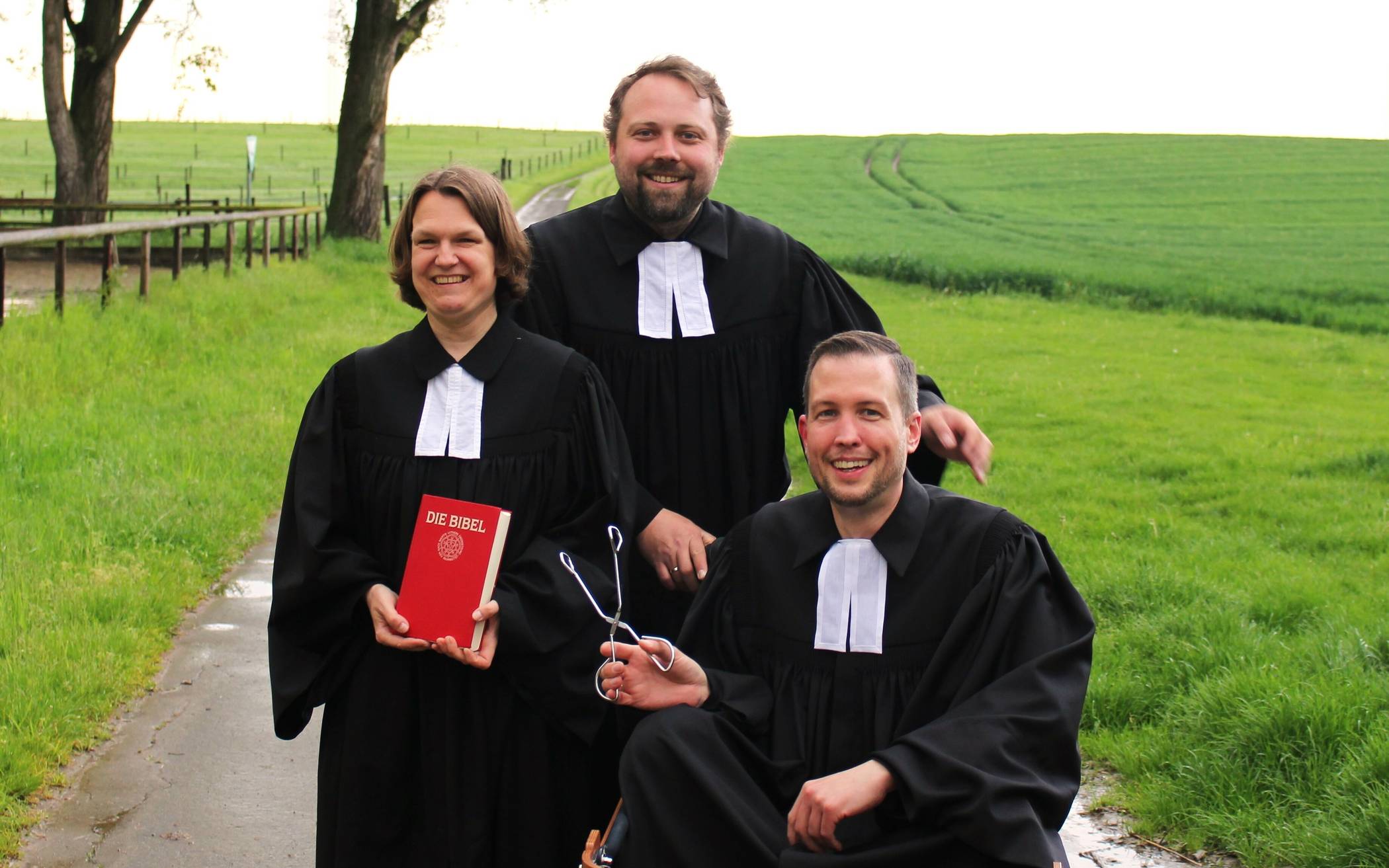 Pastorin Inès Busch, Diakon Rene Bamberg und Prediger Marcel Mostert sind mit dem Pfarr-Rad unterwegs.